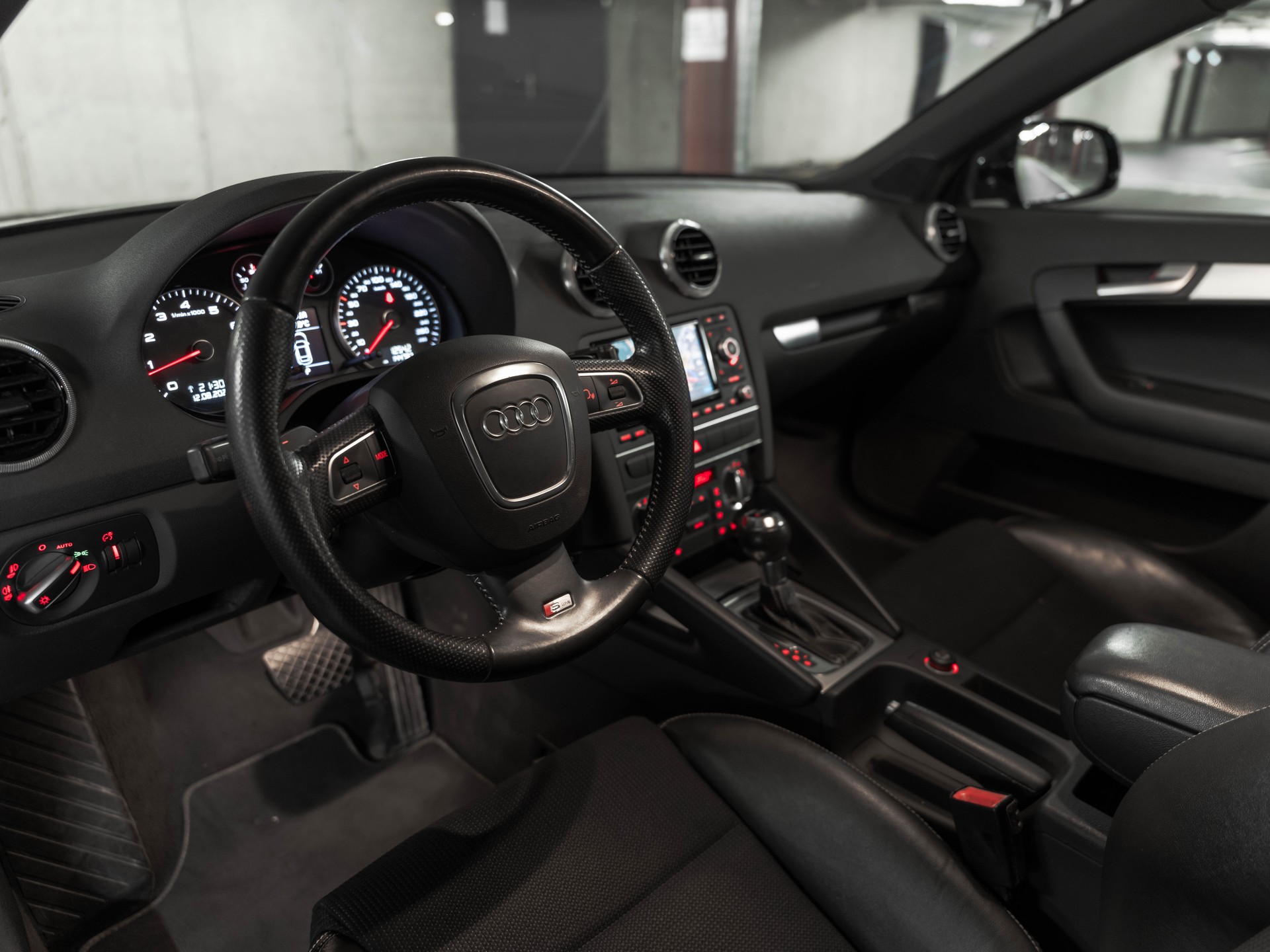 AUDI A3 Sportback 2.0 TFSI Ambition quattro S-tronic-image-24
