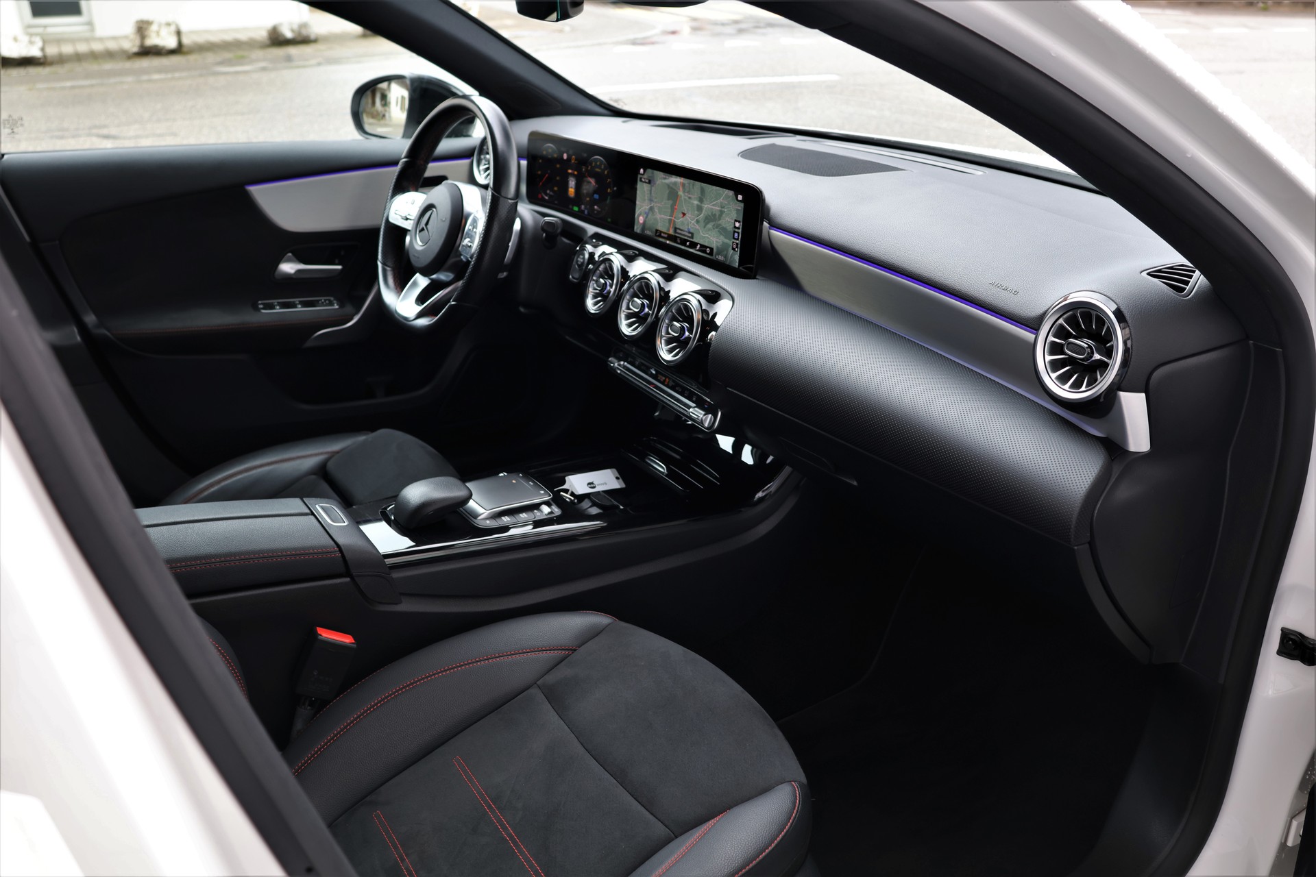 MERCEDES-BENZ A 250e AMG Line 8G-DCT (CH)-image-17