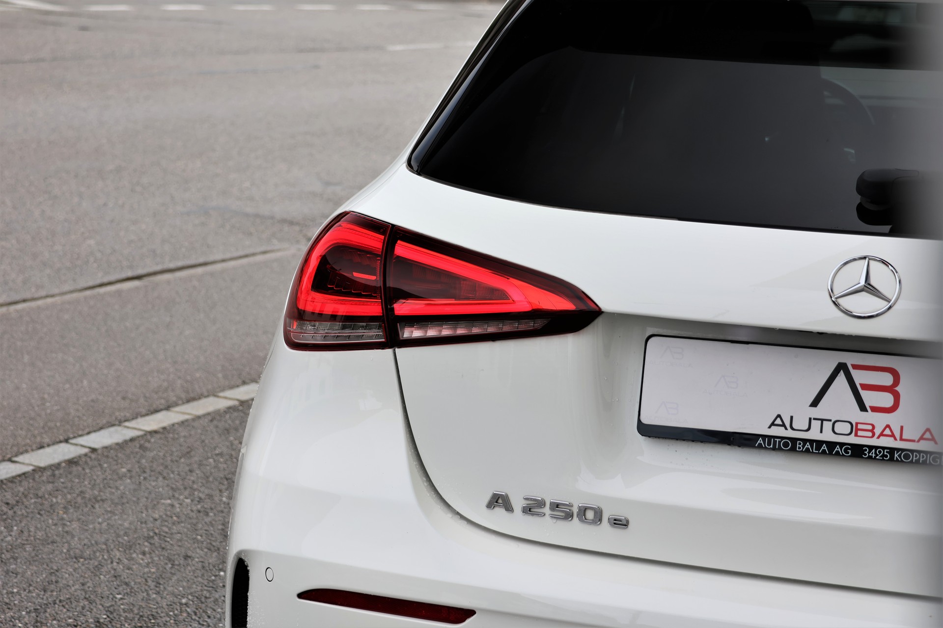 MERCEDES-BENZ A 250e AMG Line 8G-DCT (CH)-image-5