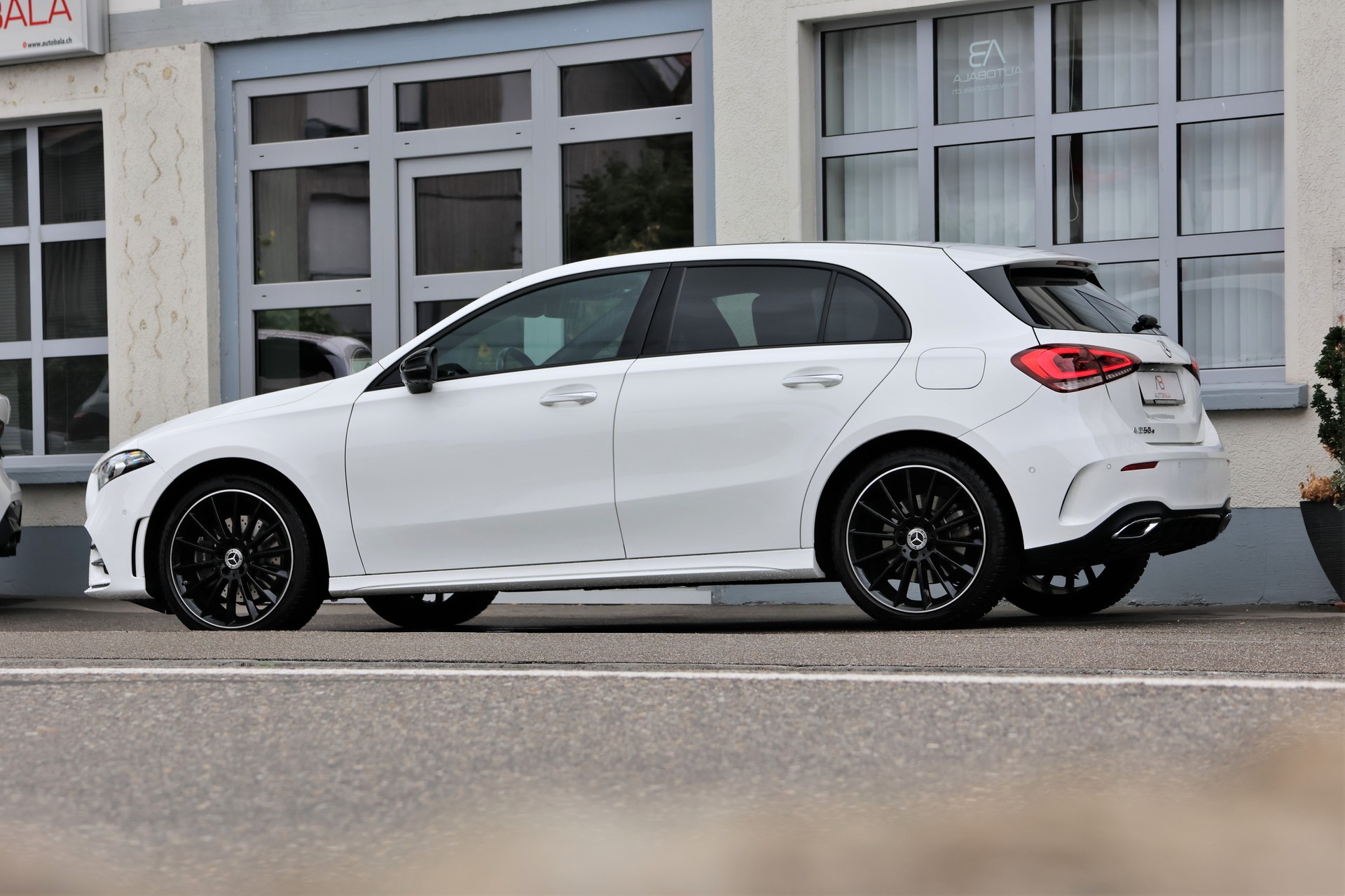 MERCEDES-BENZ A 250e AMG Line 8G-DCT (CH)-showroom-element-3