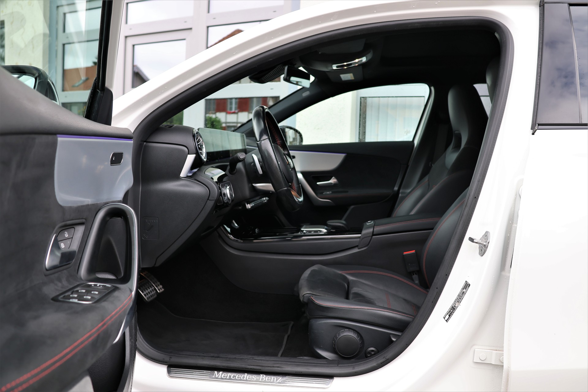 MERCEDES-BENZ A 250e AMG Line 8G-DCT (CH)-image-8