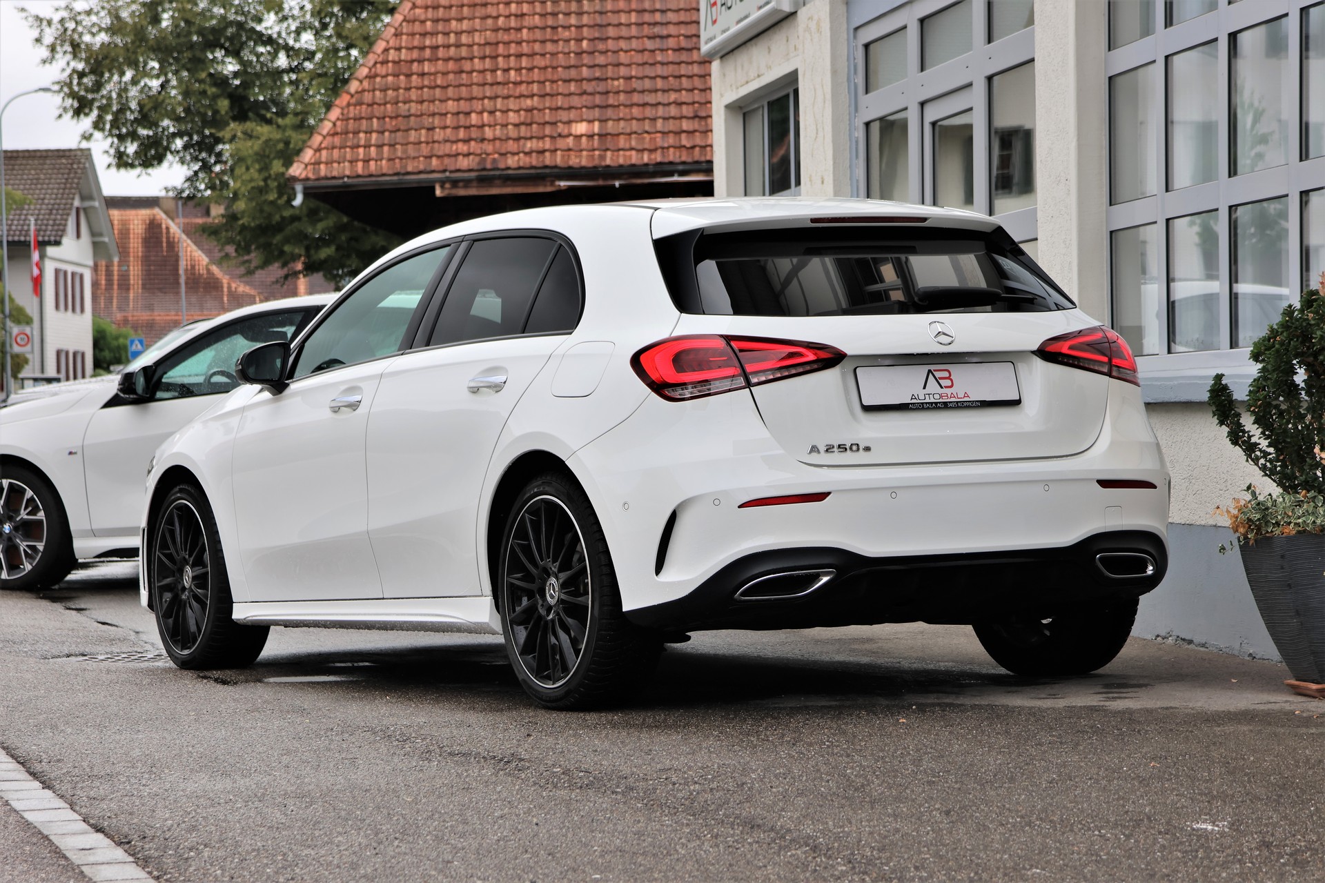 MERCEDES-BENZ A 250e AMG Line 8G-DCT (CH)-showroom-element-2