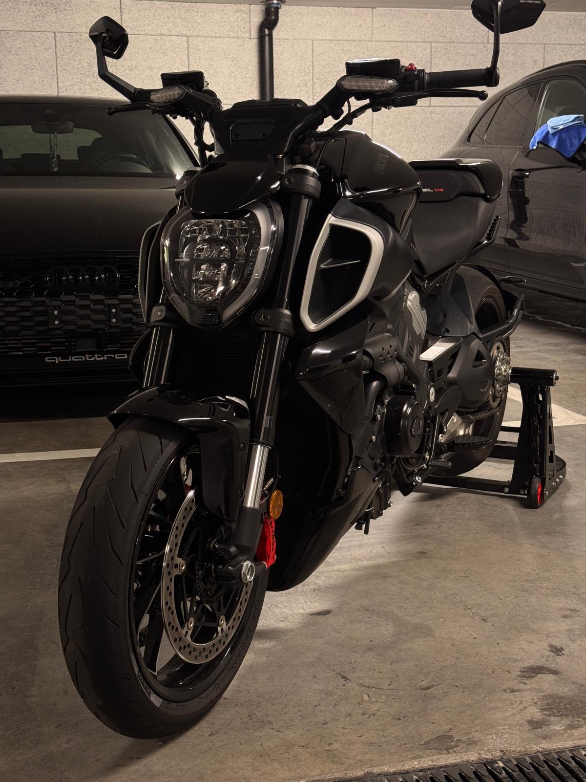 DUCATI Diavel V4-image-1