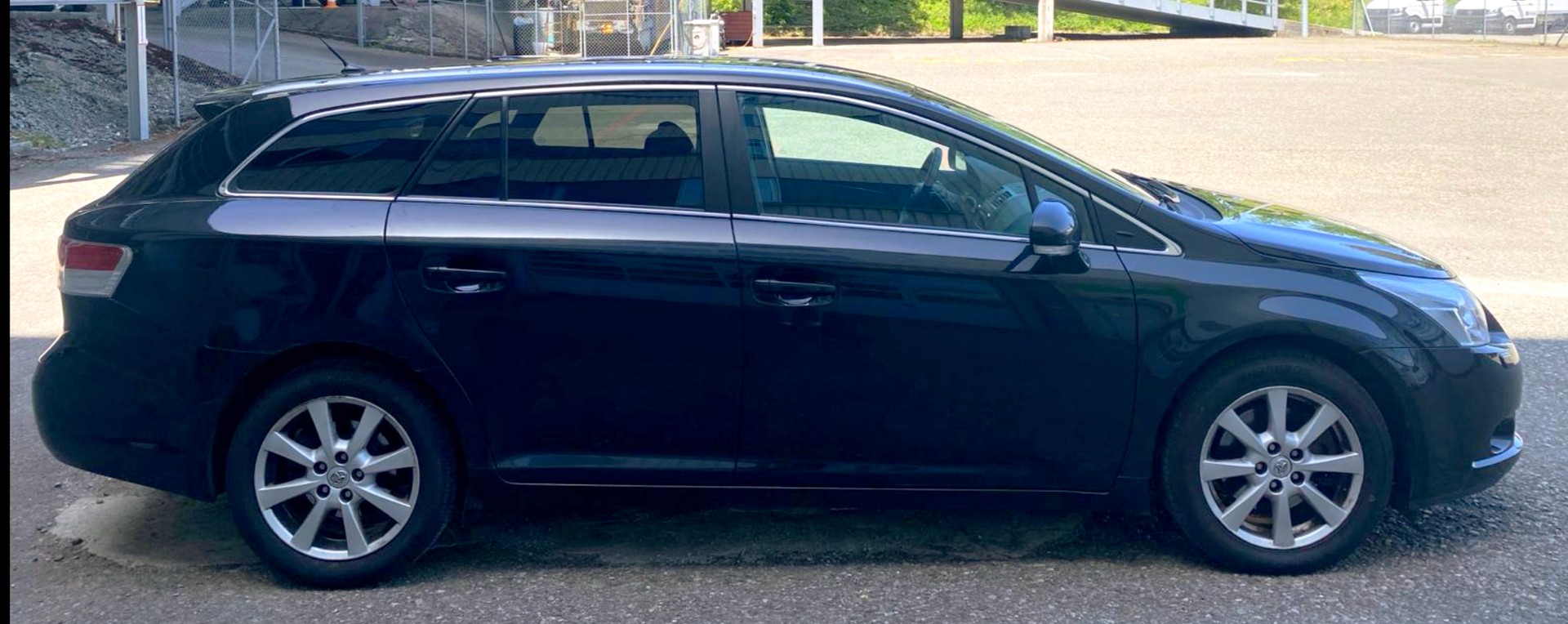 TOYOTA Avensis Sportswagon 2.2D-4D Linea Luna-image-4