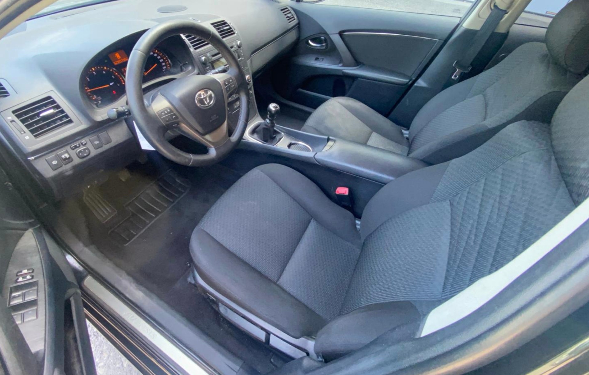 TOYOTA Avensis Sportswagon 2.2D-4D Linea Luna-image-7
