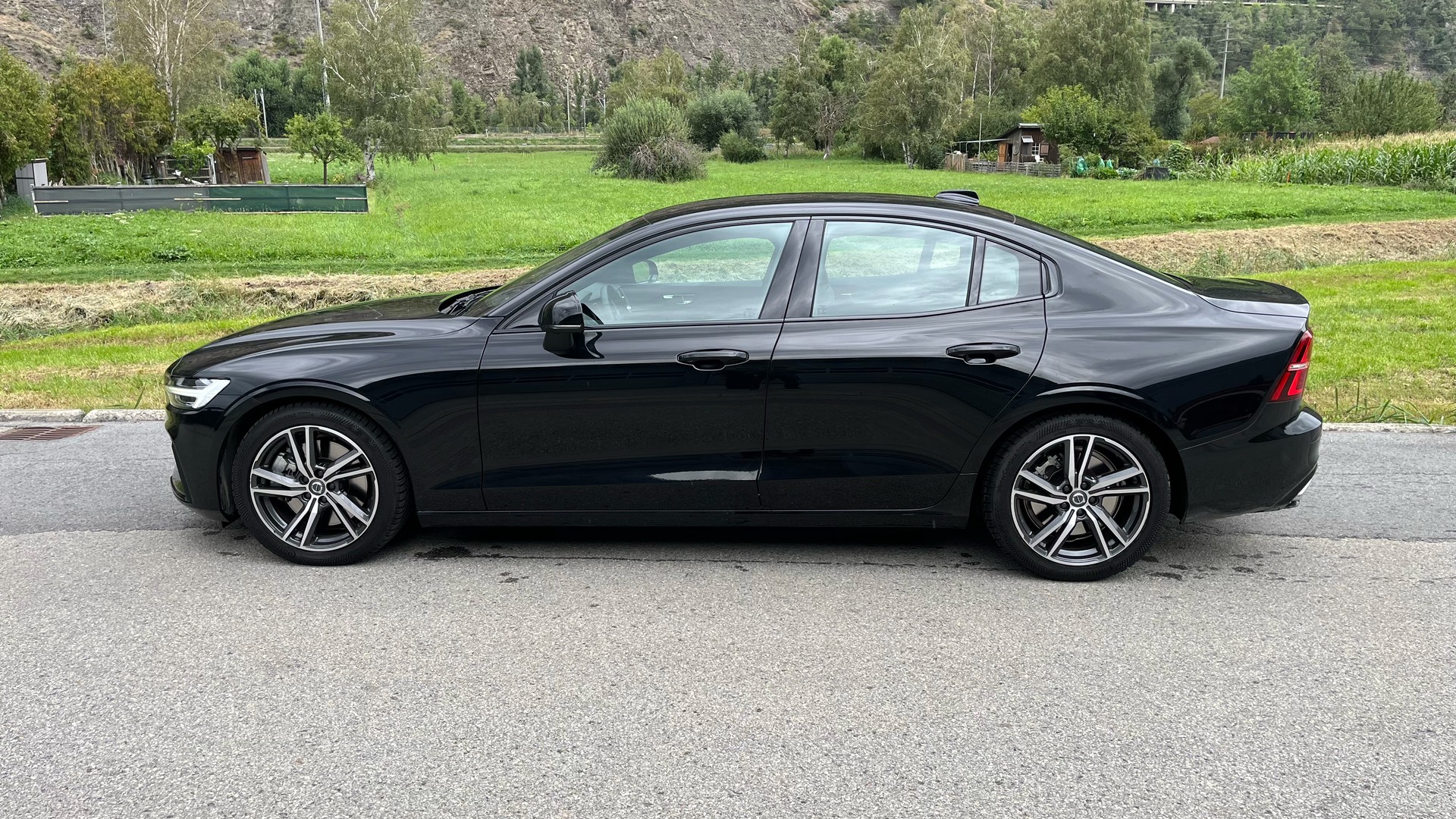 VOLVO S60 B5 AWD Benzin Mild Hybrid Plus Dark Geartronic-image-1