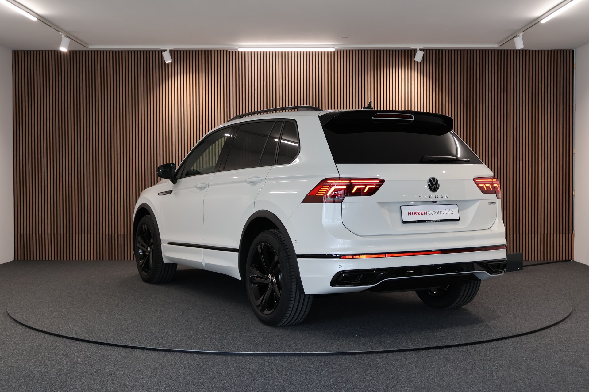 VW Tiguan 2.0TSI R-Line 4Motion DSG-showroom-element-2