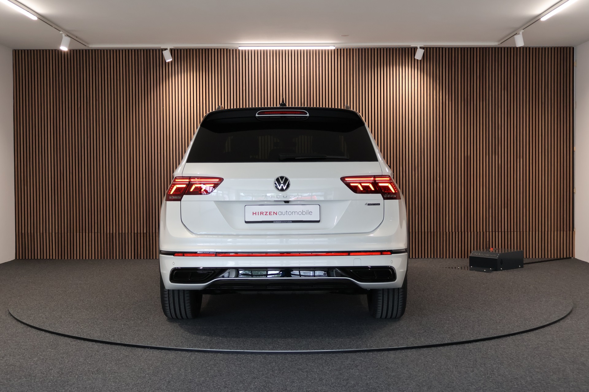 VW Tiguan 2.0TSI R-Line 4Motion DSG-showroom-element-3