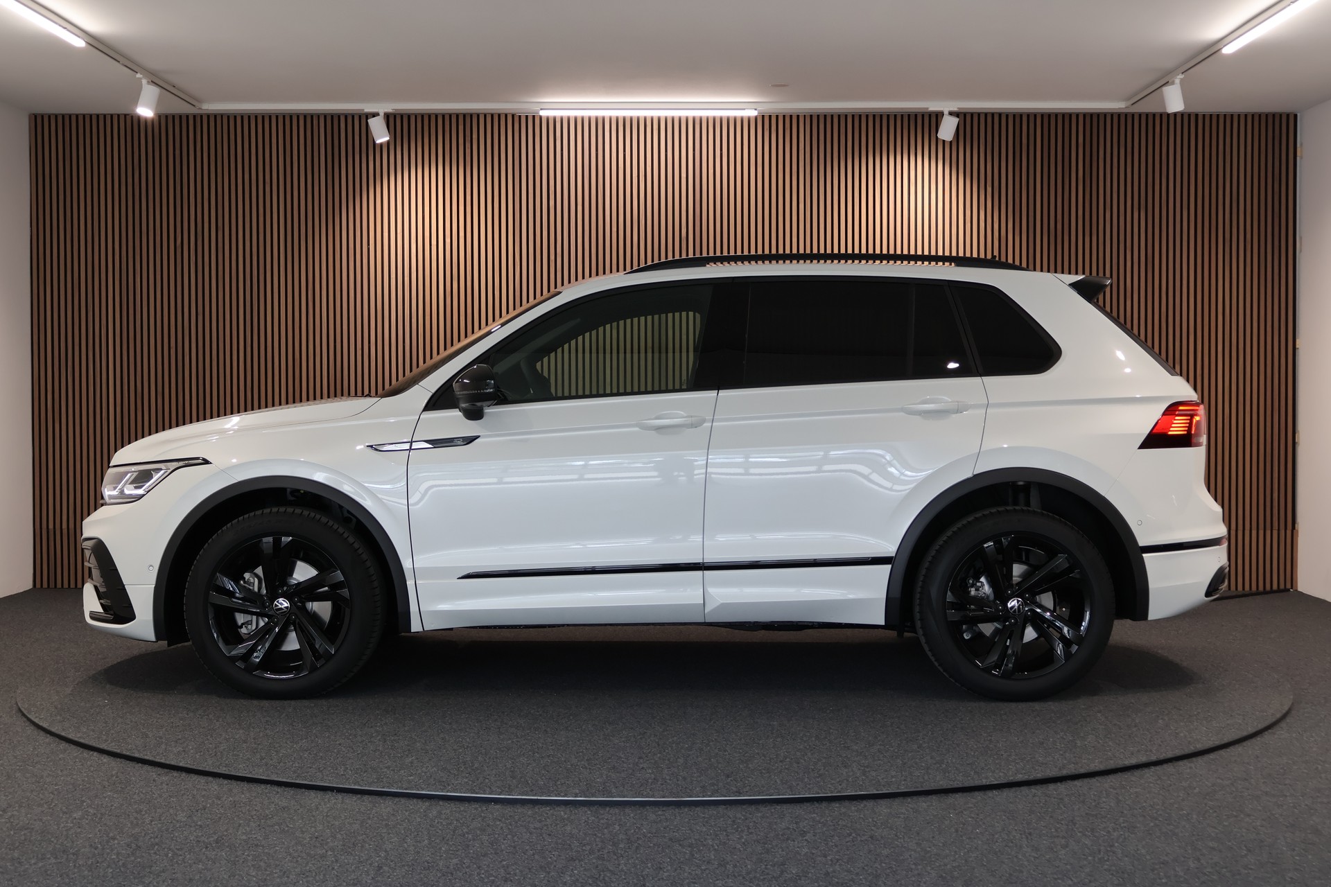 VW Tiguan 2.0TSI R-Line 4Motion DSG-showroom-element-1