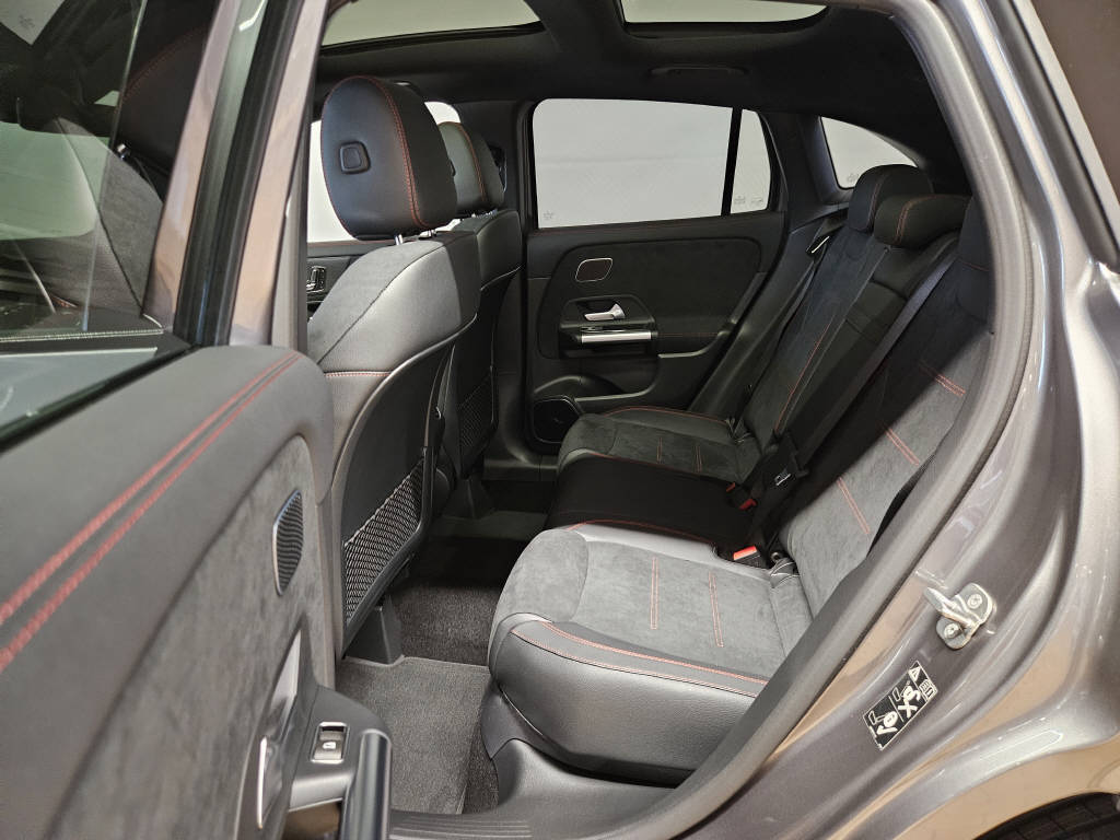 MERCEDES-BENZ GLA 220 d 4Matic AMG Line Swiss Star-image-12
