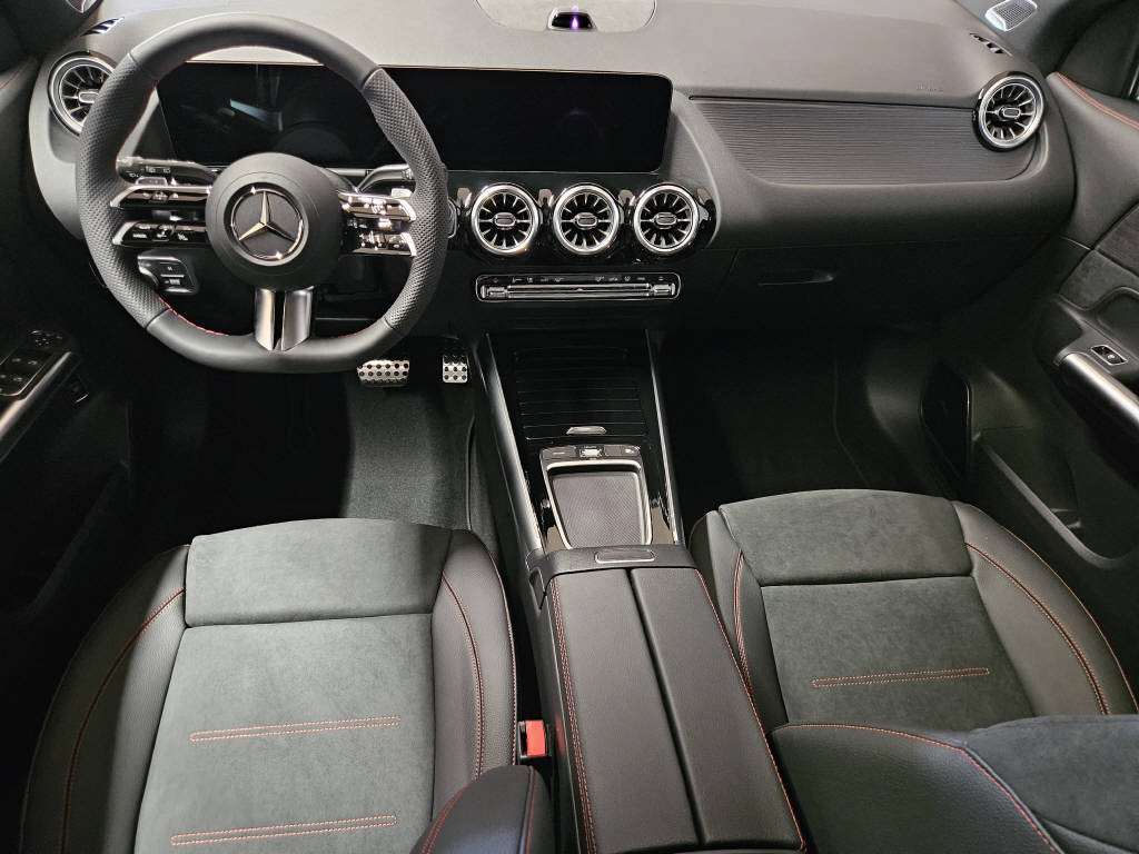 MERCEDES-BENZ GLA 220 d 4Matic AMG Line Swiss Star-image-7