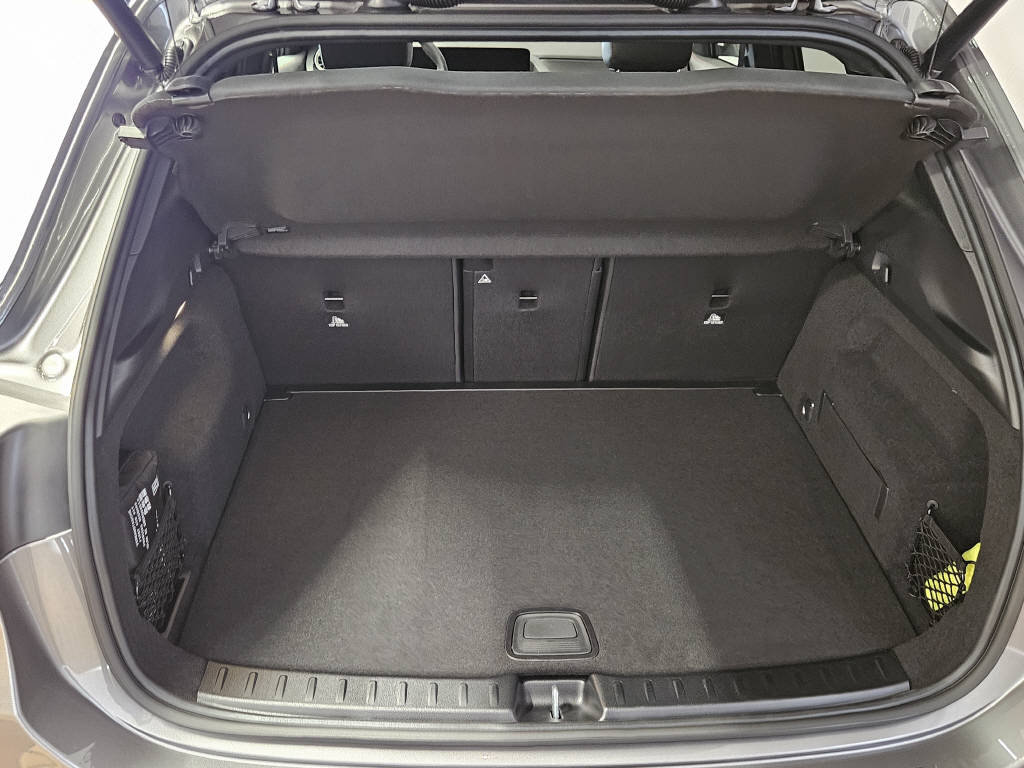 MERCEDES-BENZ GLA 220 d 4Matic AMG Line Swiss Star-showroom-element-3