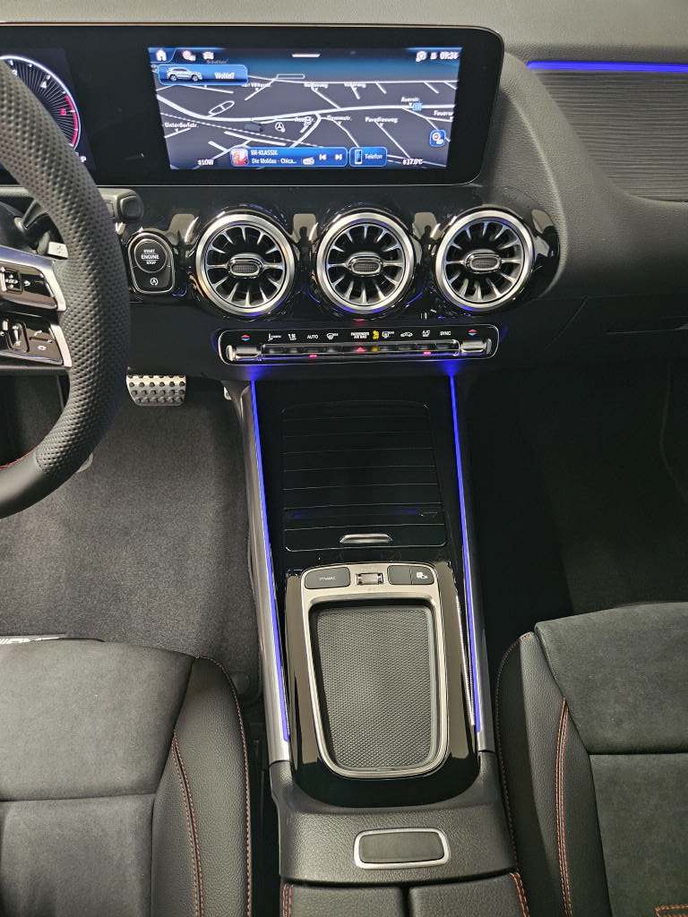 MERCEDES-BENZ GLA 220 d 4Matic AMG Line Swiss Star-image-10