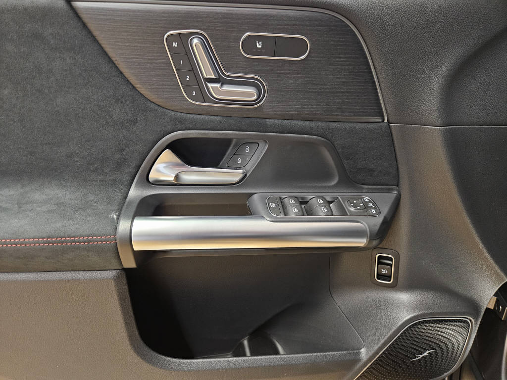 MERCEDES-BENZ GLA 220 d 4Matic AMG Line Swiss Star-image-9