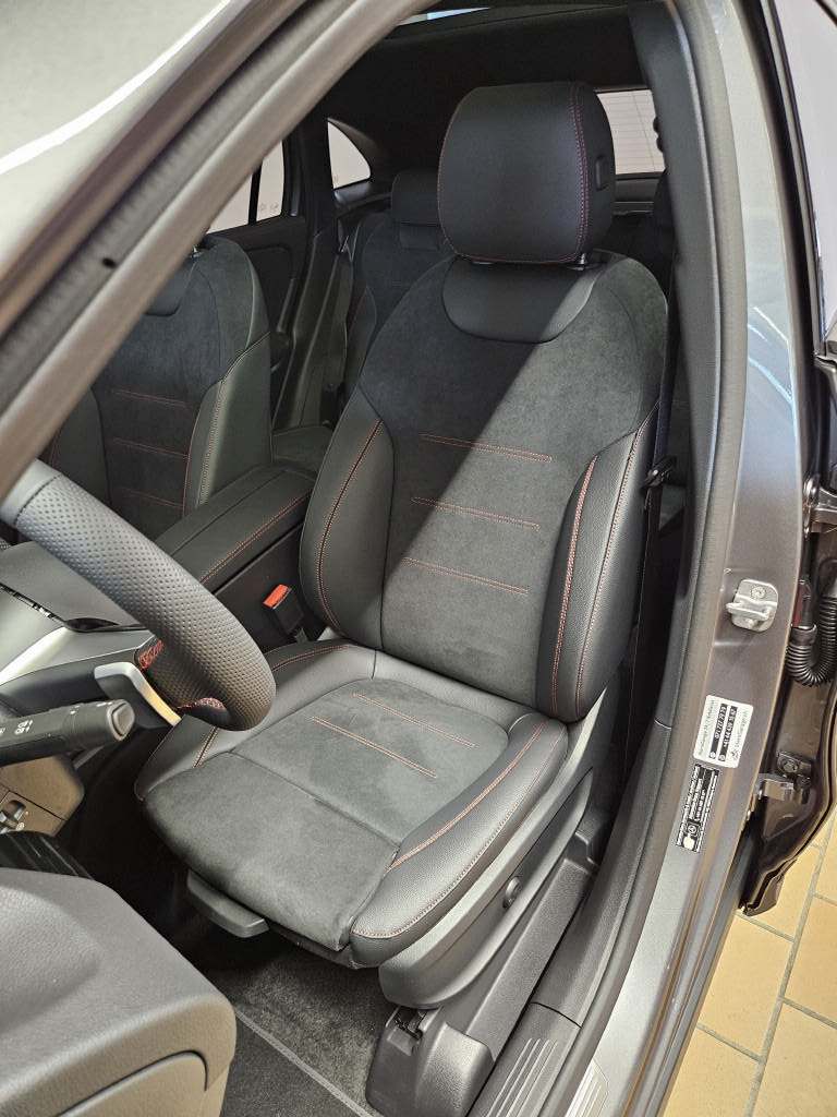 MERCEDES-BENZ GLA 220 d 4Matic AMG Line Swiss Star-image-5
