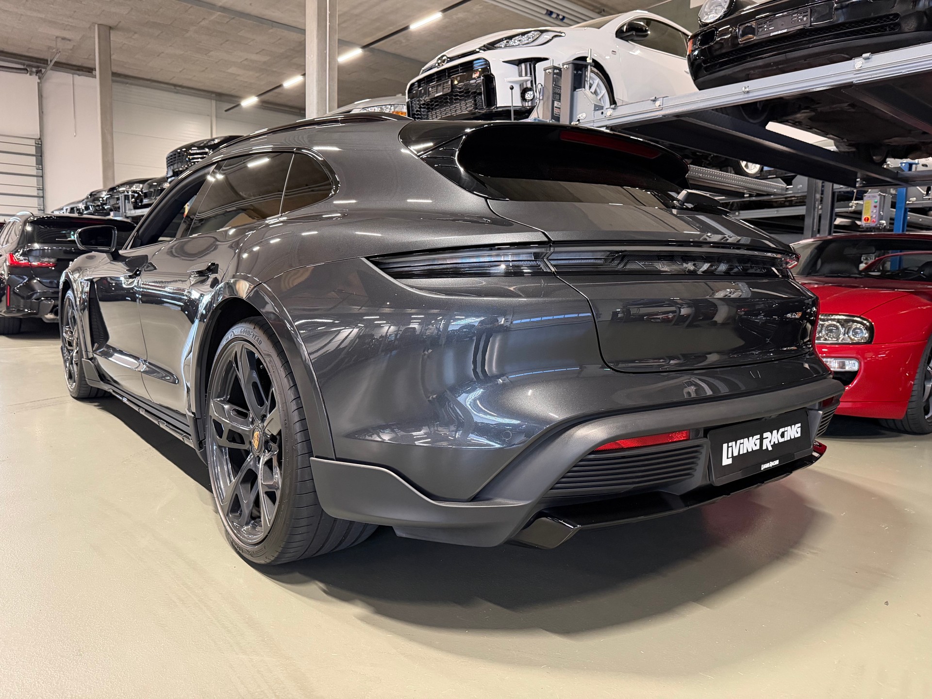 PORSCHE Taycan 4 Cross Turismo *Batterie Perf.+*-showroom-element-2