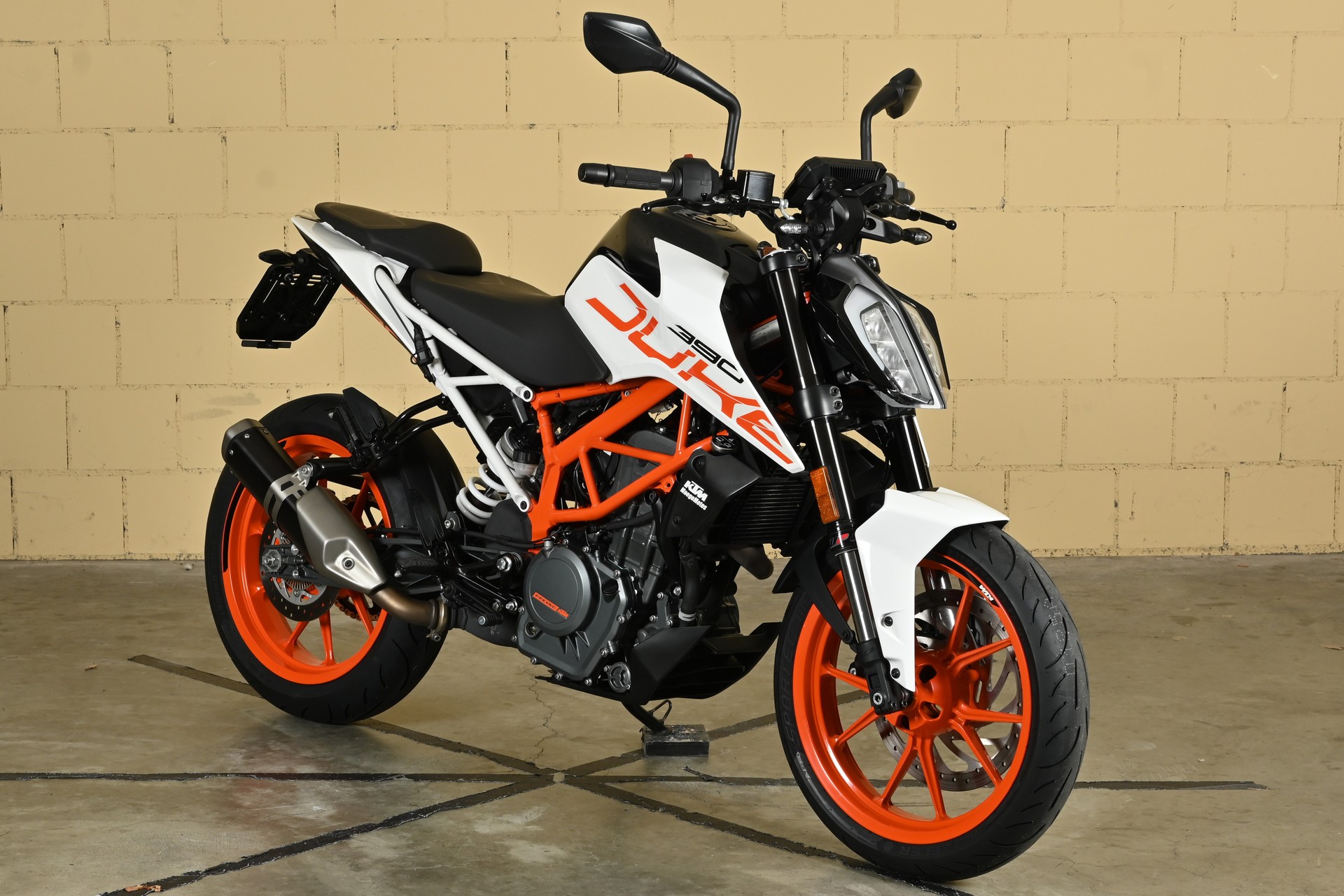 KTM 390 Duke ABS-showroom-element-1