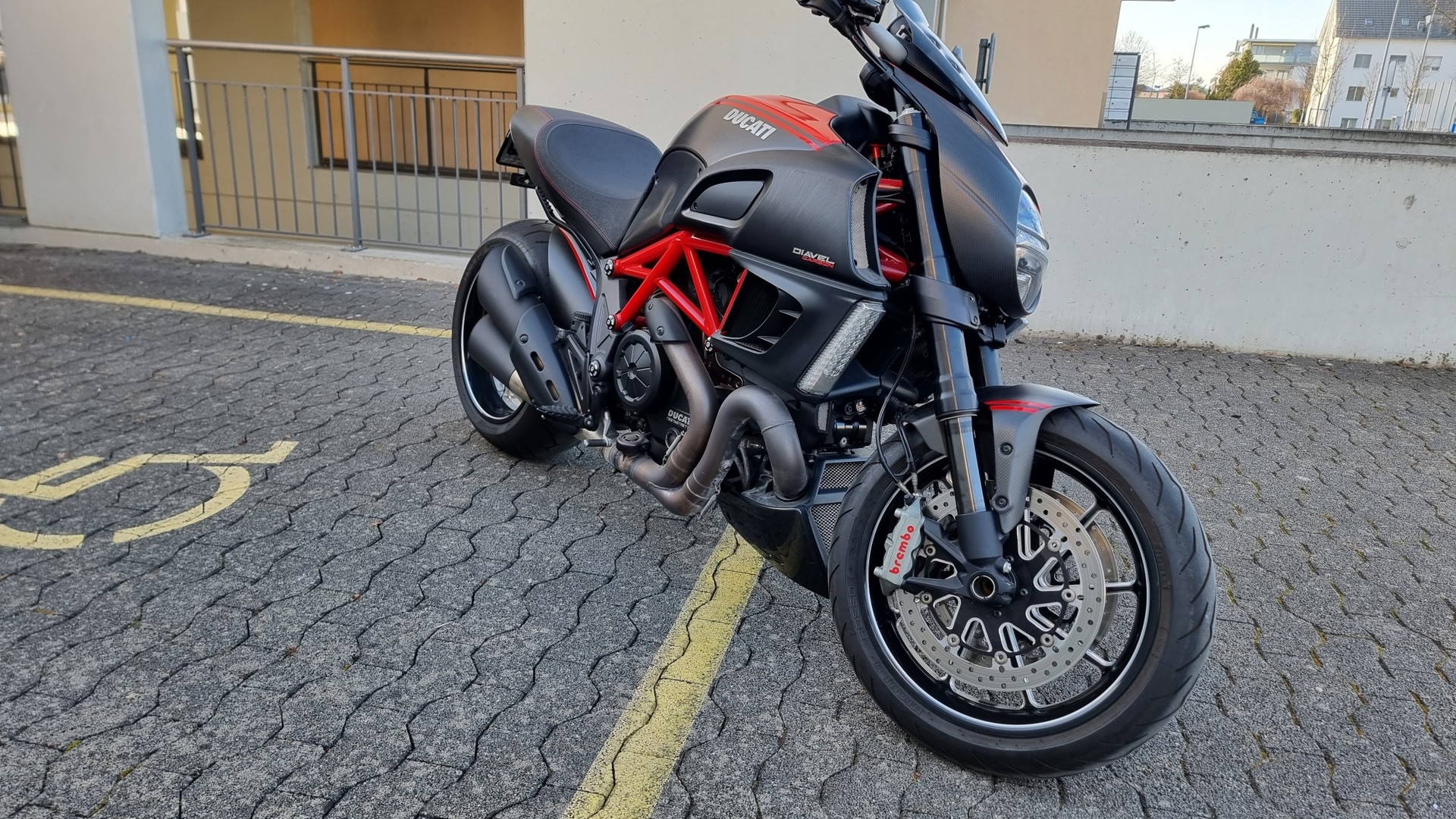 DUCATI Diavel 1200 Carbon-image-1