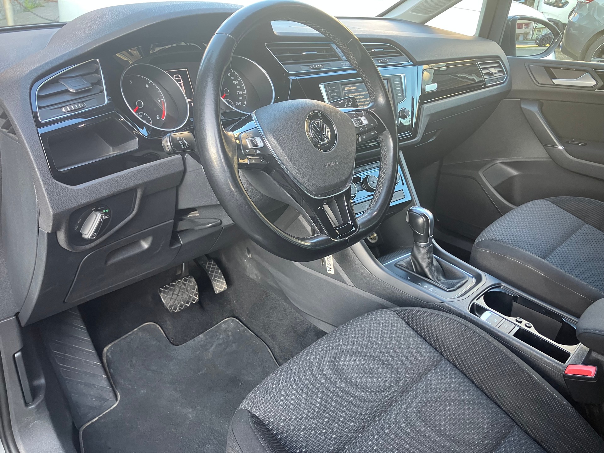 VW Touran 2.0 TDI BlueMotion Technology Comfortline DSG-image-1