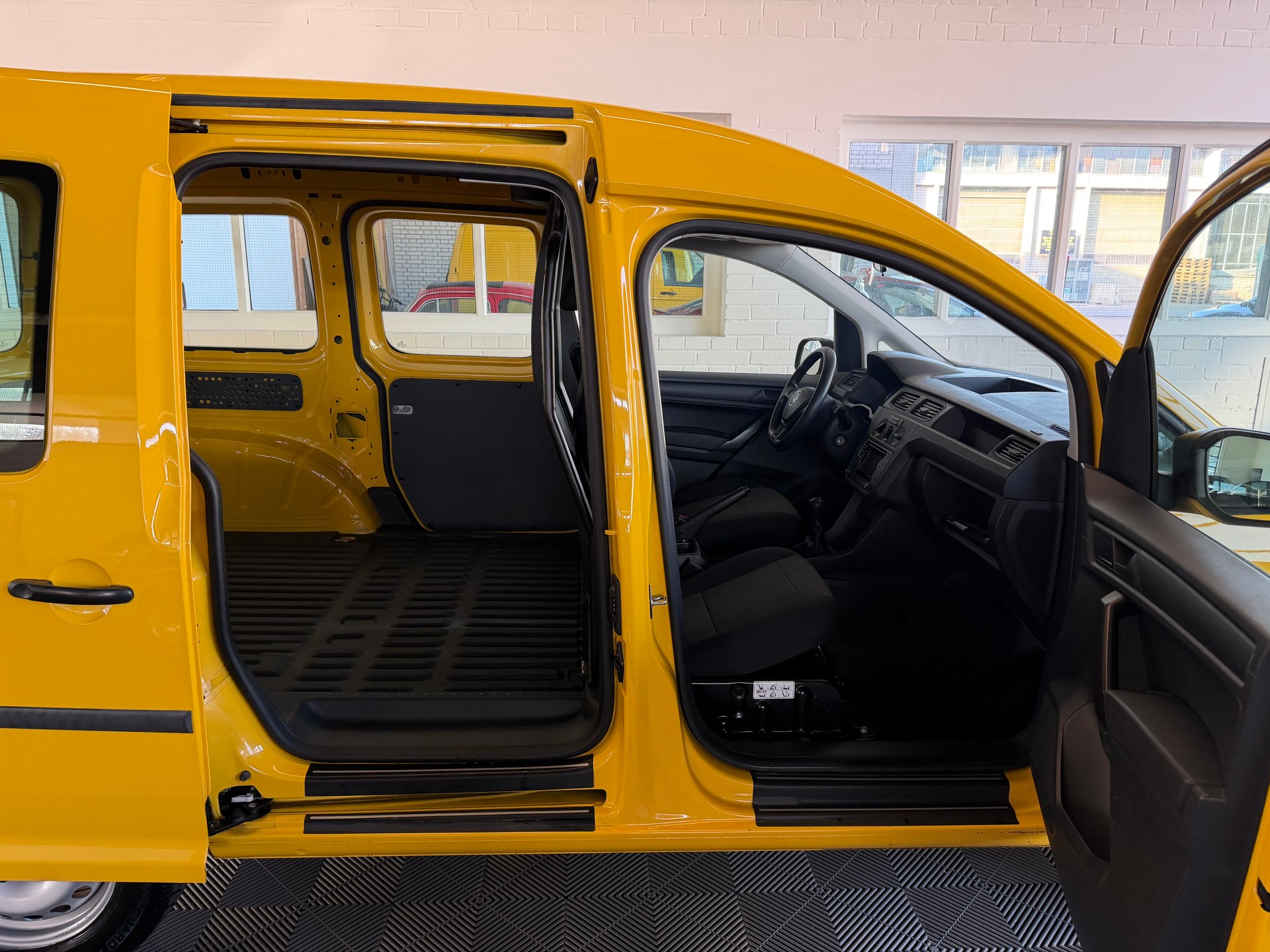 VW Caddy 1.0 TSI BlueMotion Technology-image-6