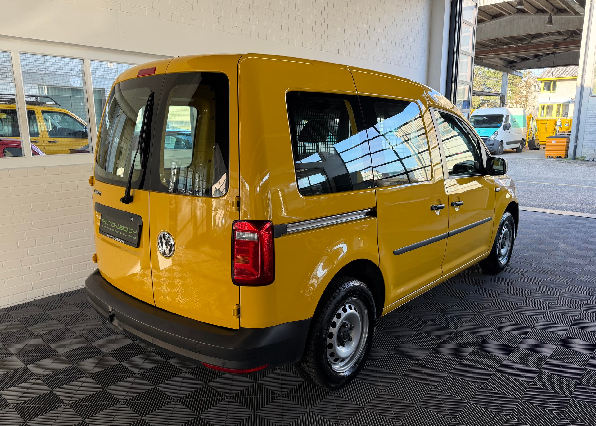 VW Caddy 1.0 TSI BlueMotion Technology-showroom-element-2