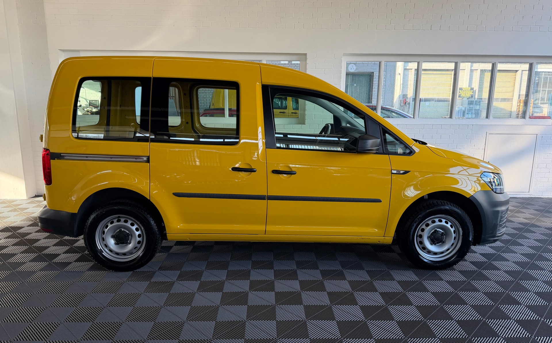 VW Caddy 1.0 TSI BlueMotion Technology-showroom-element-1