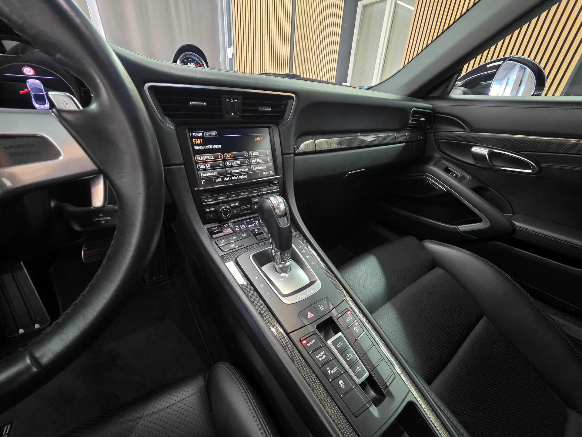 PORSCHE 911 Turbo S Cabrio PDK-image-17