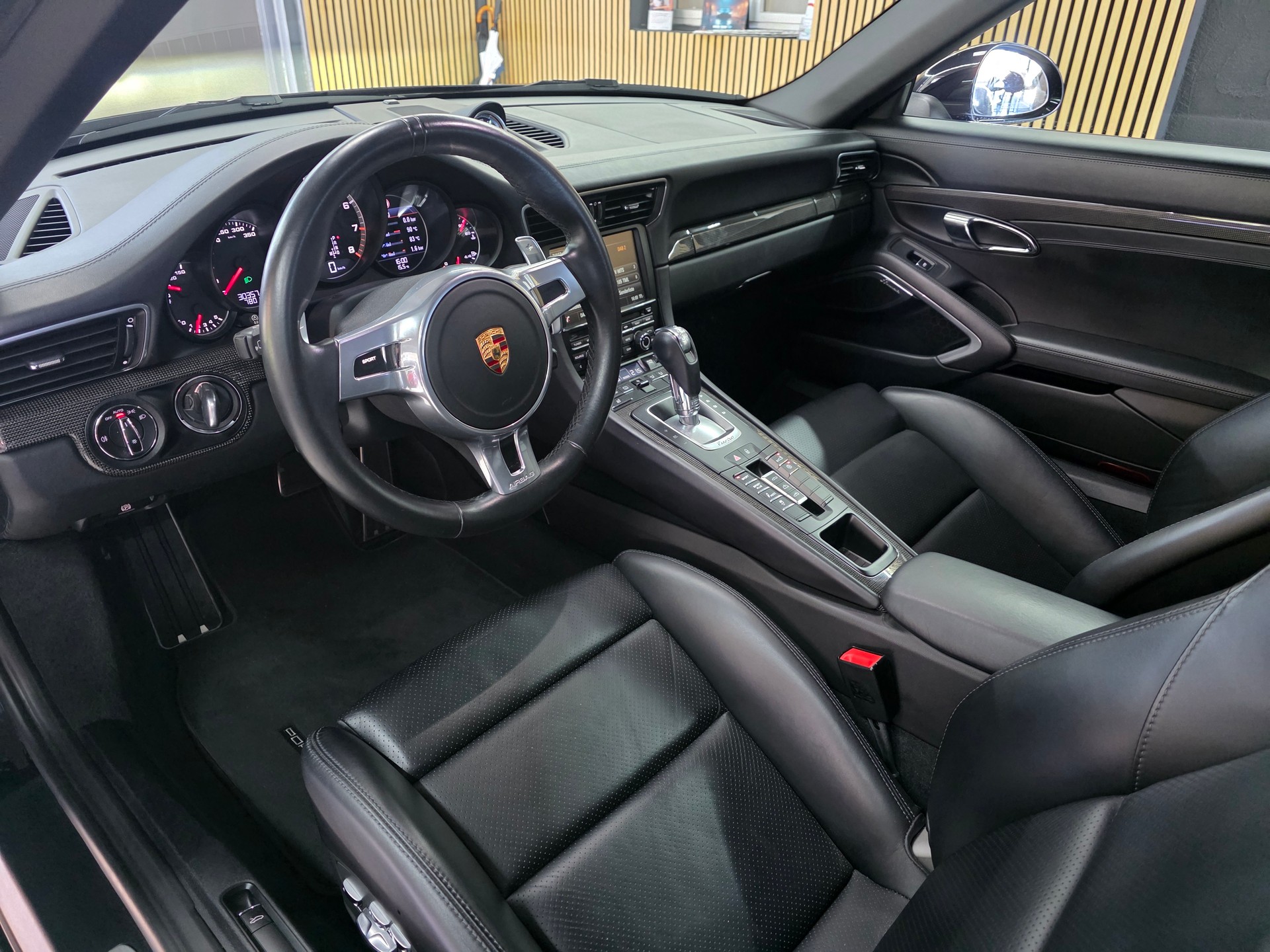 PORSCHE 911 Turbo S Cabrio PDK-image-14