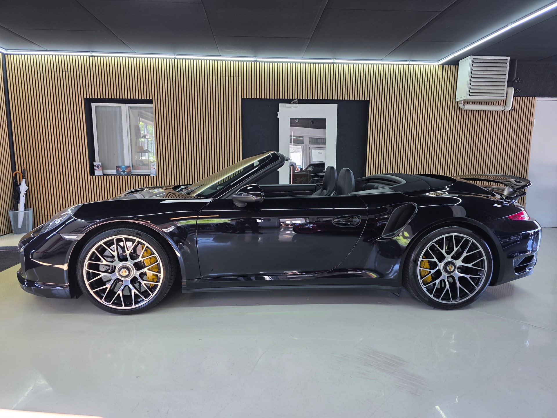 PORSCHE 911 Turbo S Cabrio PDK-image-6