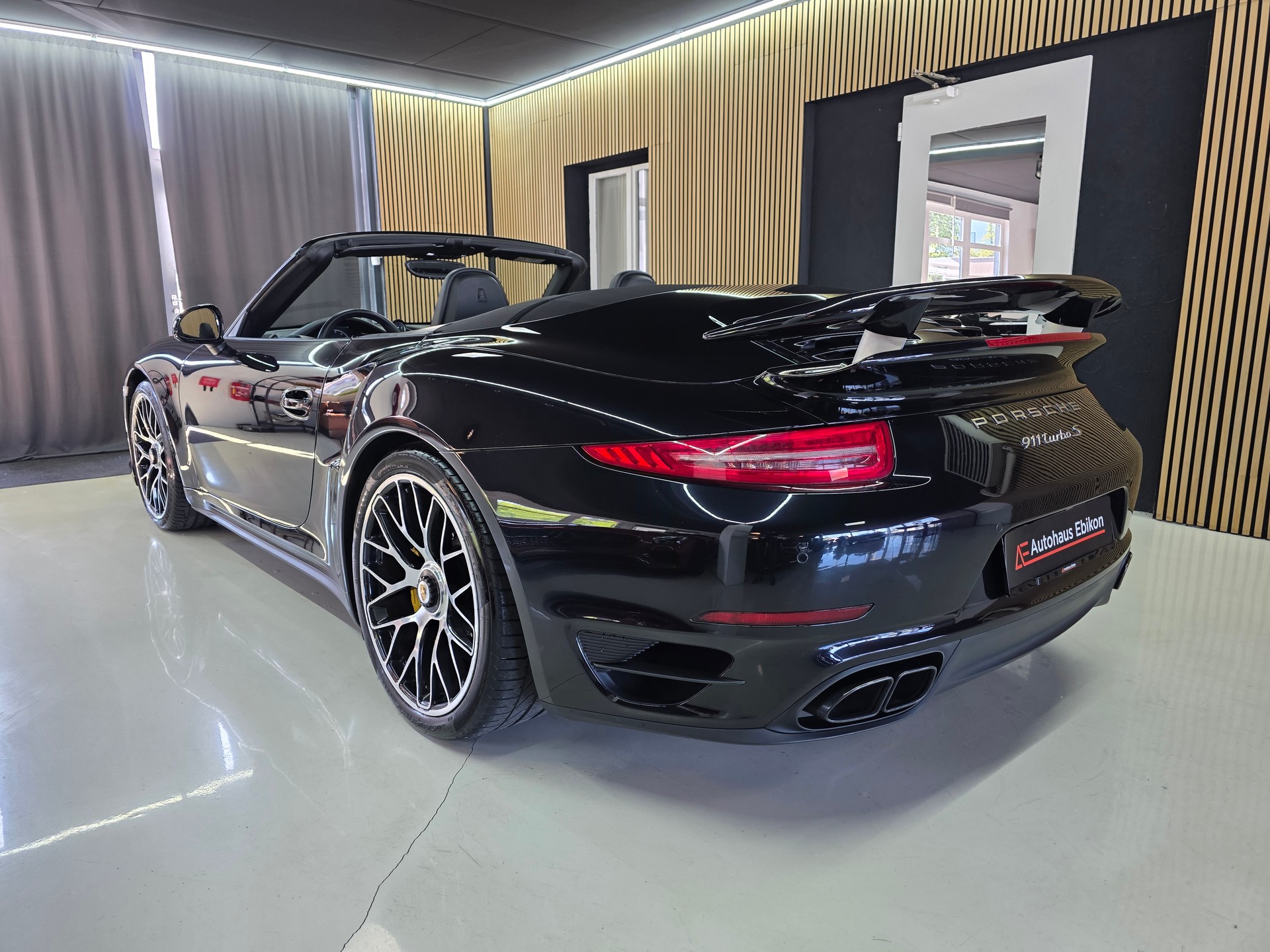 PORSCHE 911 Turbo S Cabrio PDK-image-9