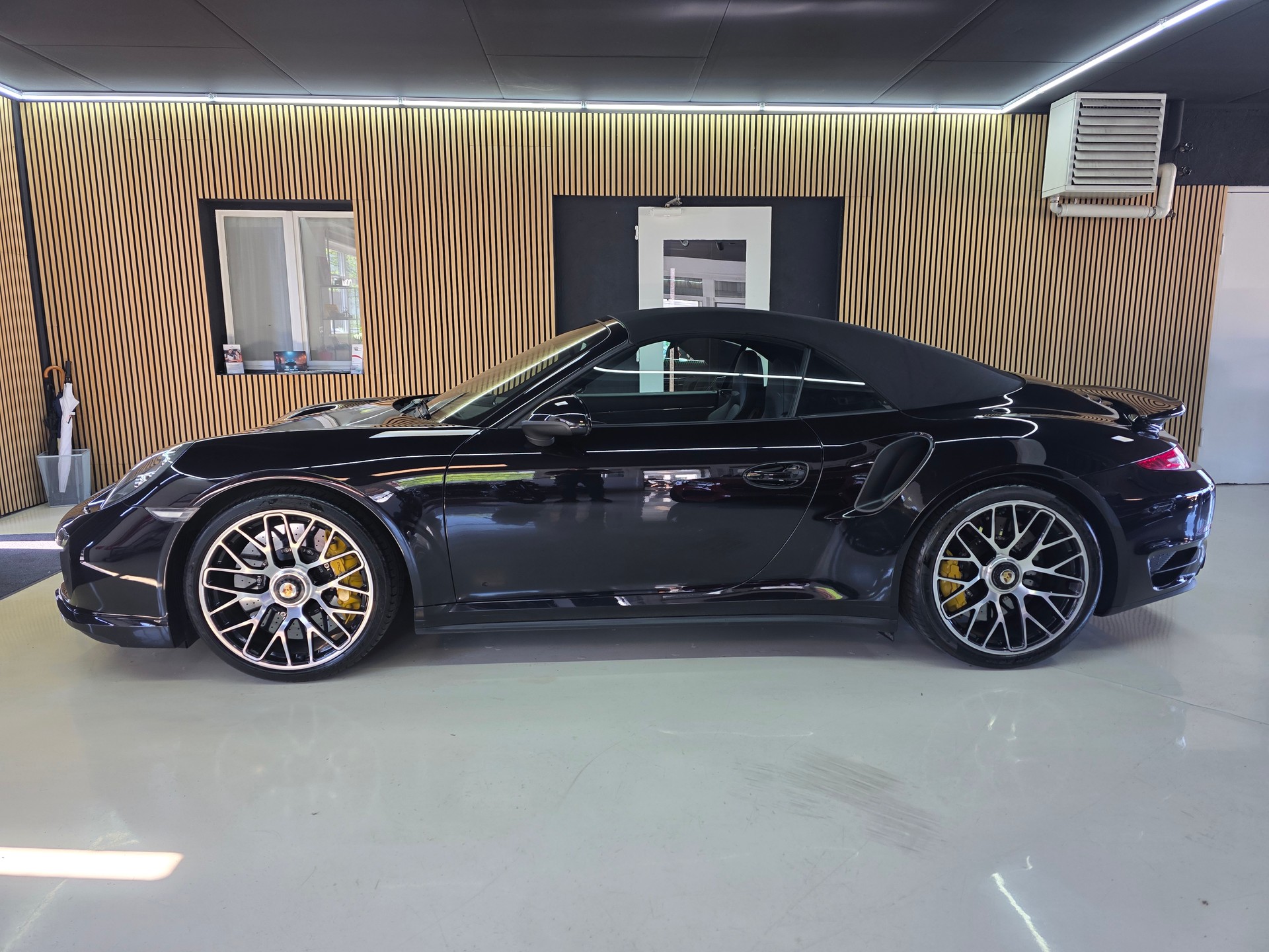 PORSCHE 911 Turbo S Cabrio PDK-image-5