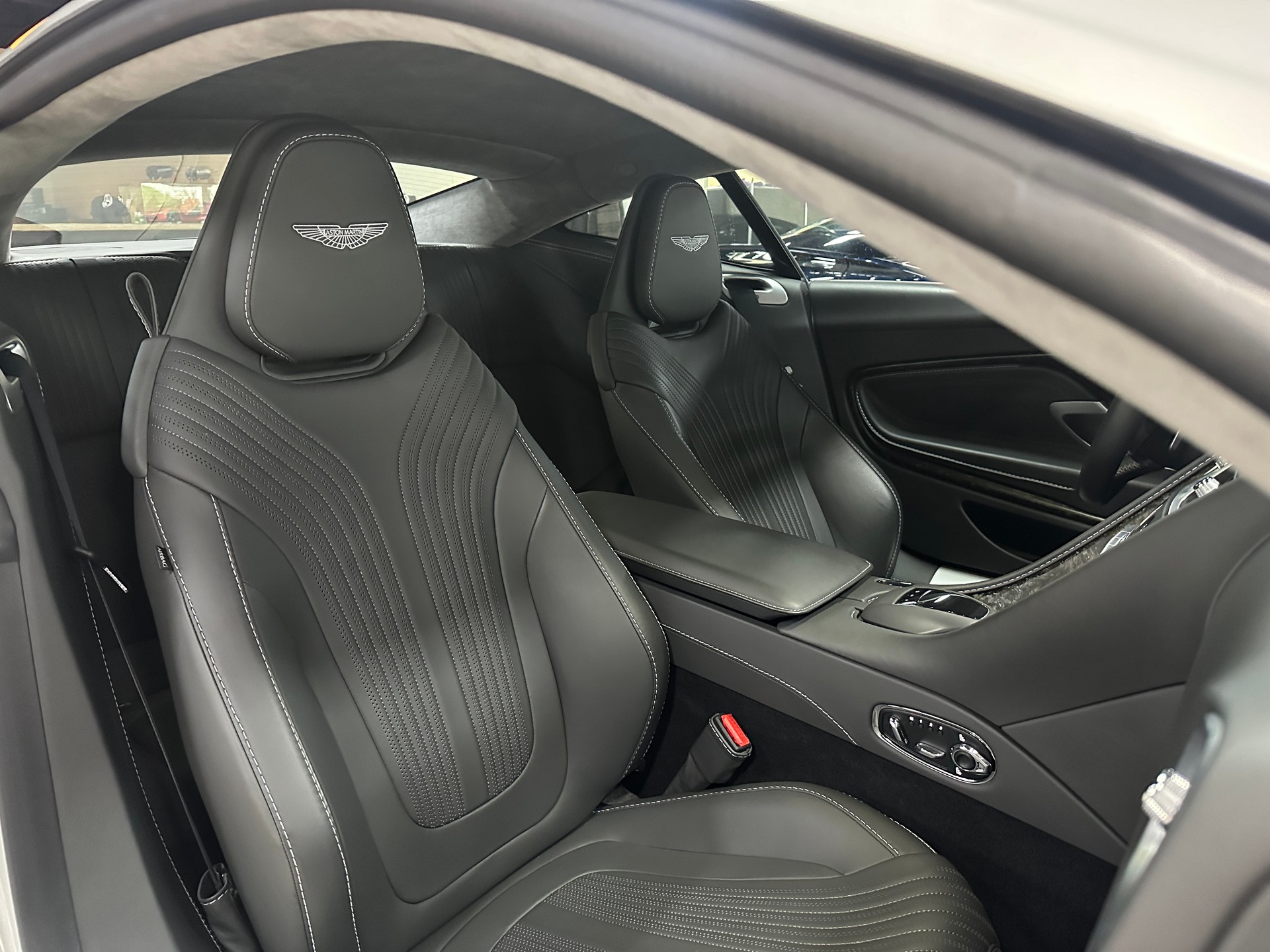 ASTON MARTIN DB11 V12 Launch Edition Touchtronic 3 AMR-image-14