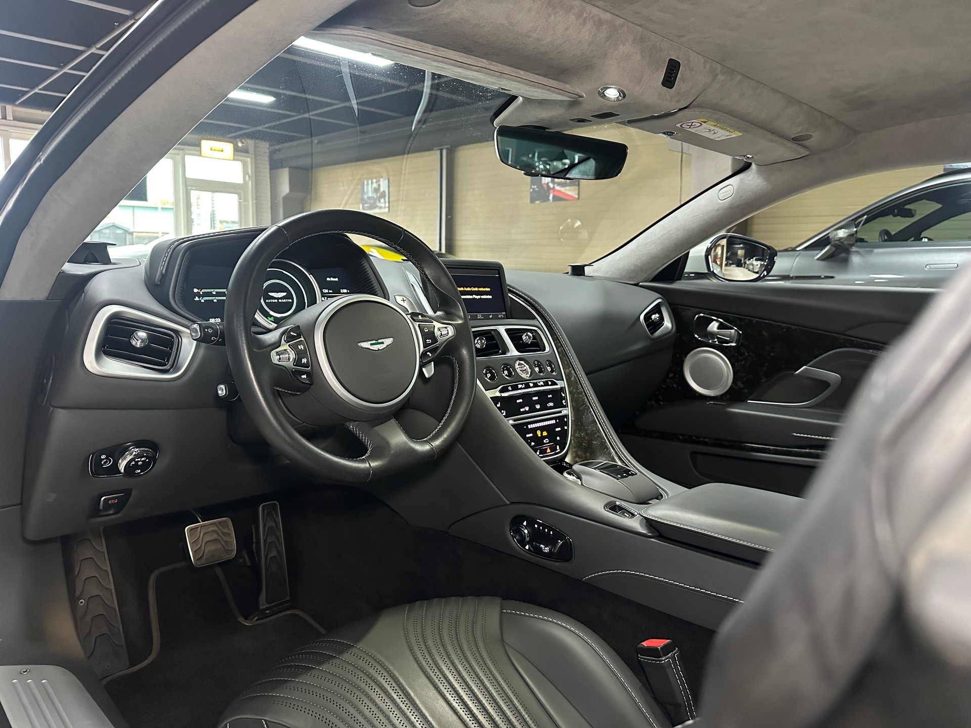 ASTON MARTIN DB11 V12 Launch Edition Touchtronic 3 AMR-image-10