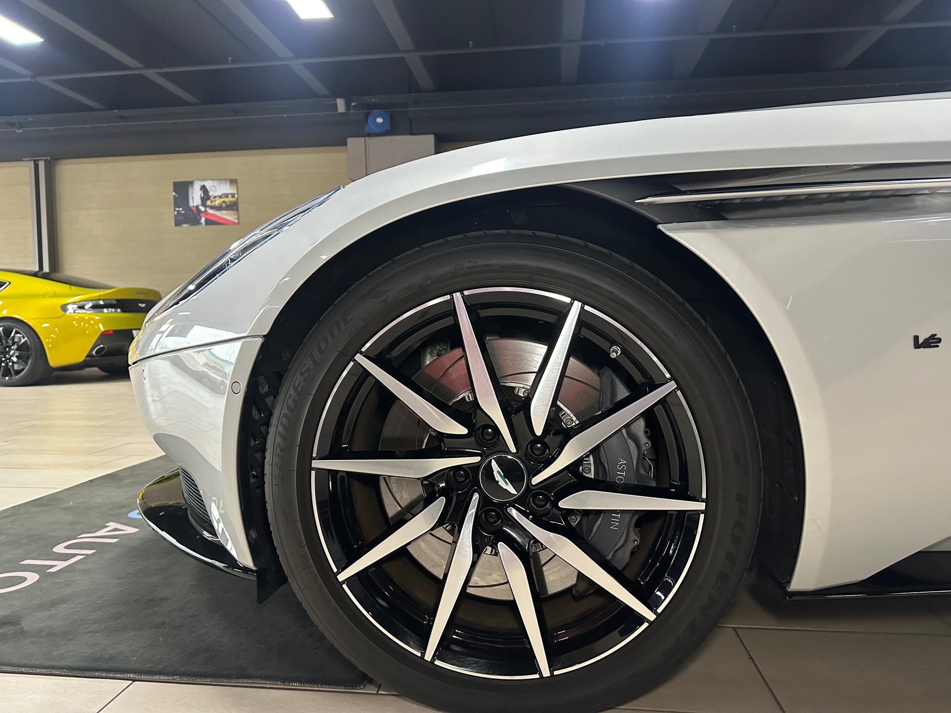 ASTON MARTIN DB11 V12 Launch Edition Touchtronic 3 AMR-image-9