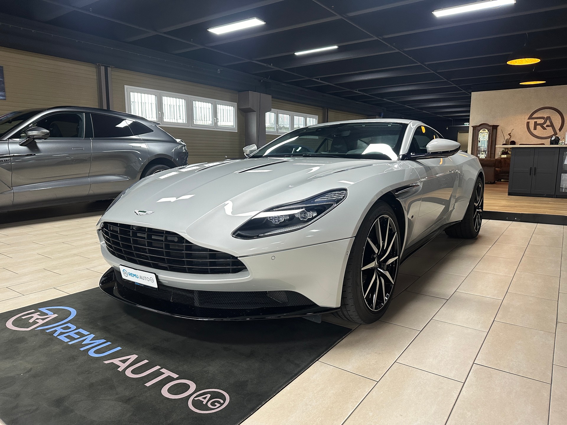 ASTON MARTIN DB11 V12 Launch Edition Touchtronic 3 AMR-image-3