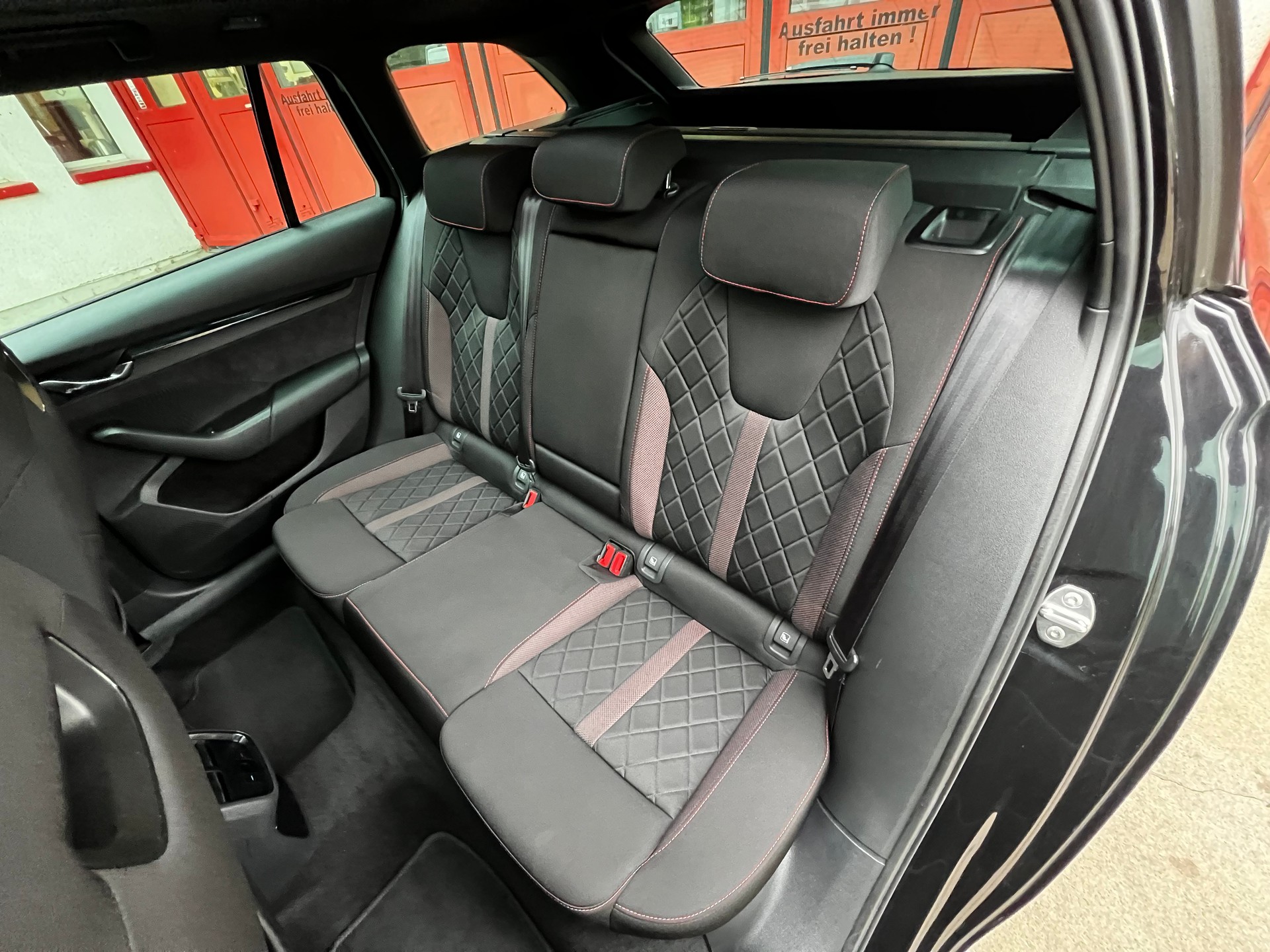 SKODA Octavia Combi 2.0 TDI DSG RS 4x4-image-11