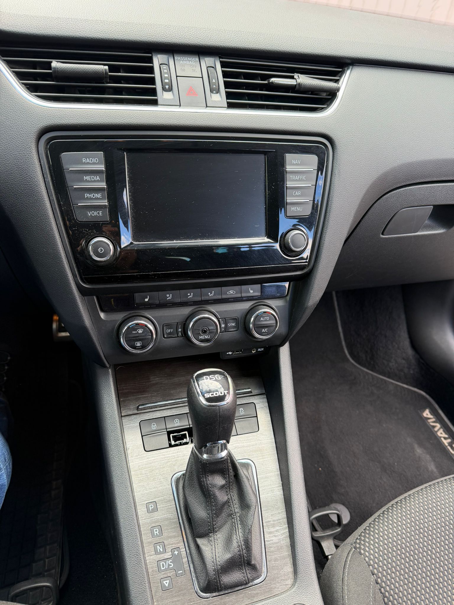SKODA Octavia Combi 2.0 TDI Scout 4x4 DSG-image-11