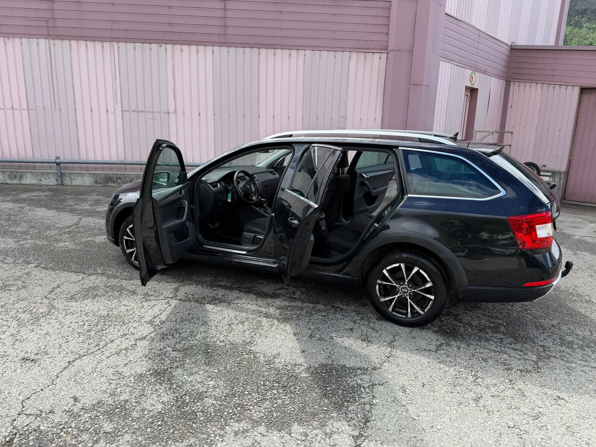 SKODA Octavia Combi 2.0 TDI Scout 4x4 DSG-image-14