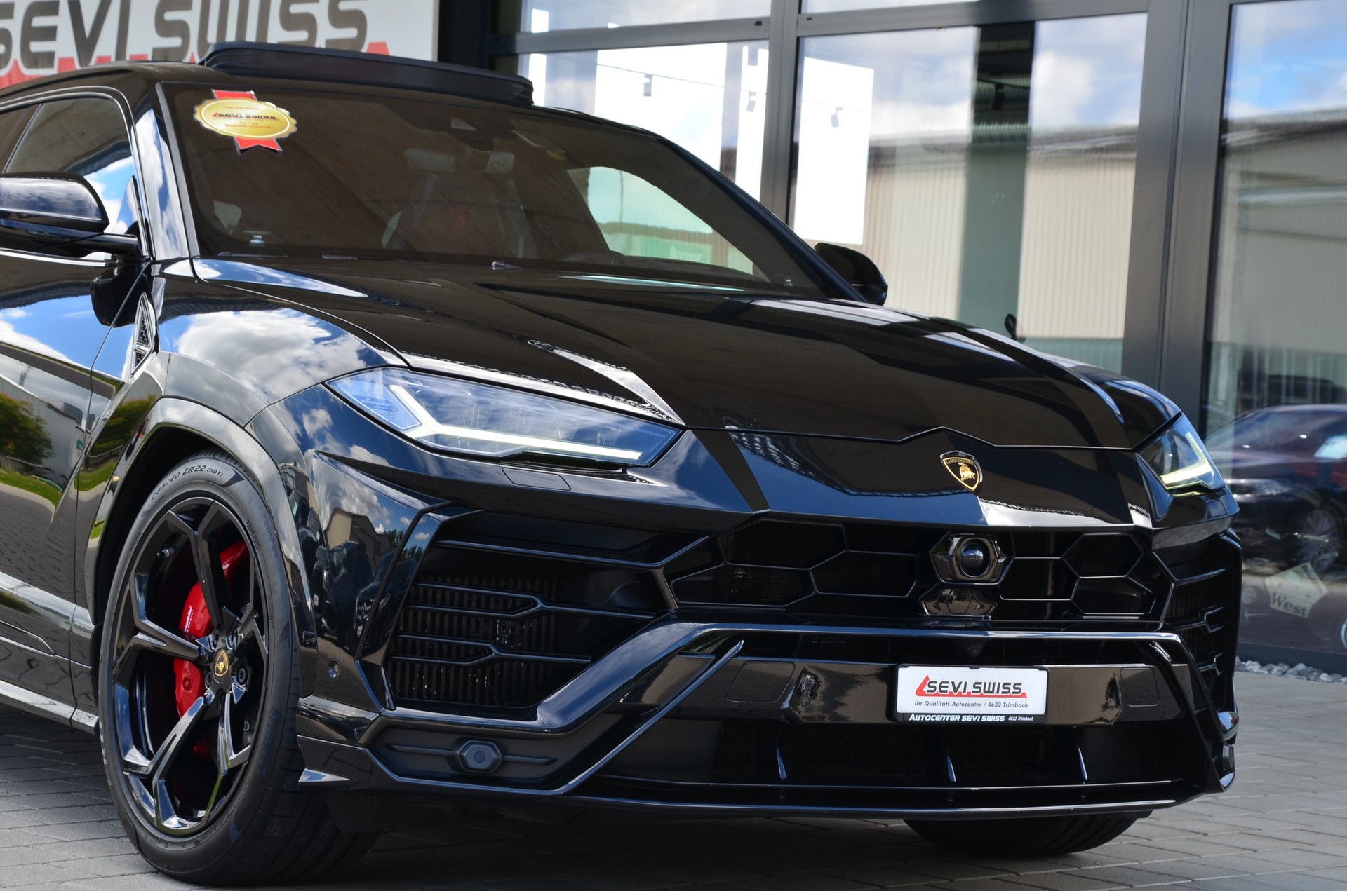 LAMBORGHINI Urus E-Gear-showroom-element-1
