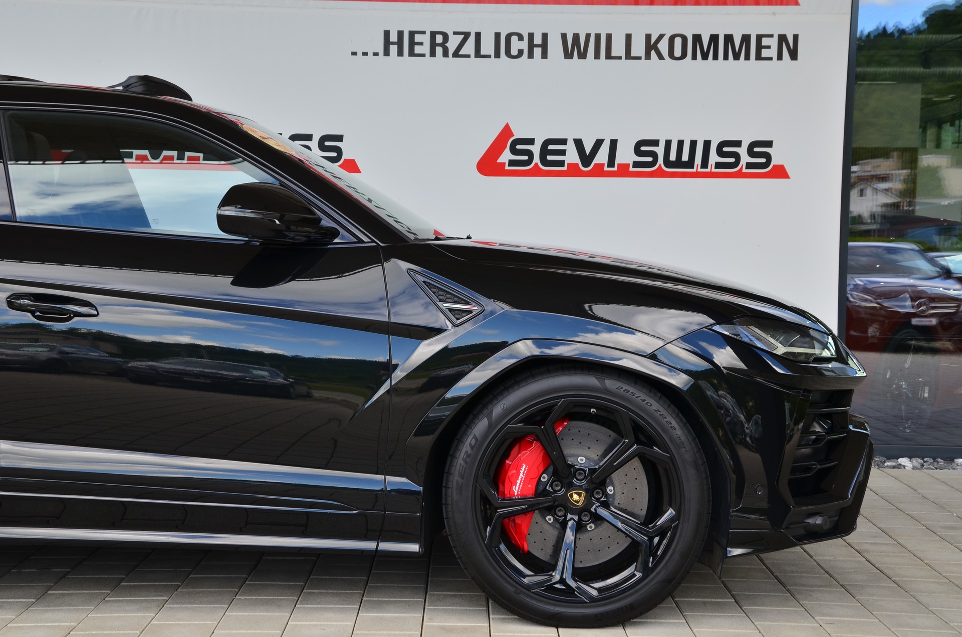 LAMBORGHINI Urus E-Gear-showroom-element-3
