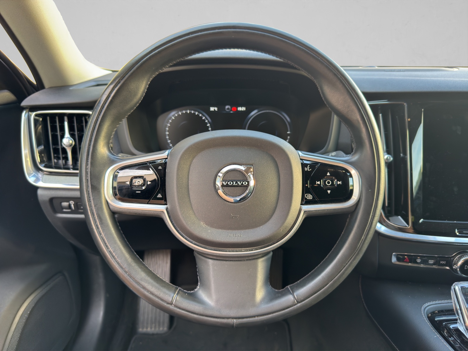 VOLVO V60 T6 eAWD Twin Engine Inscription Geartronic-image-9