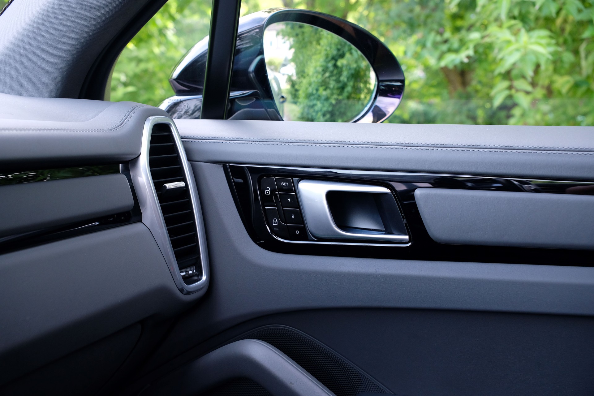 PORSCHE Cayenne S-image-27