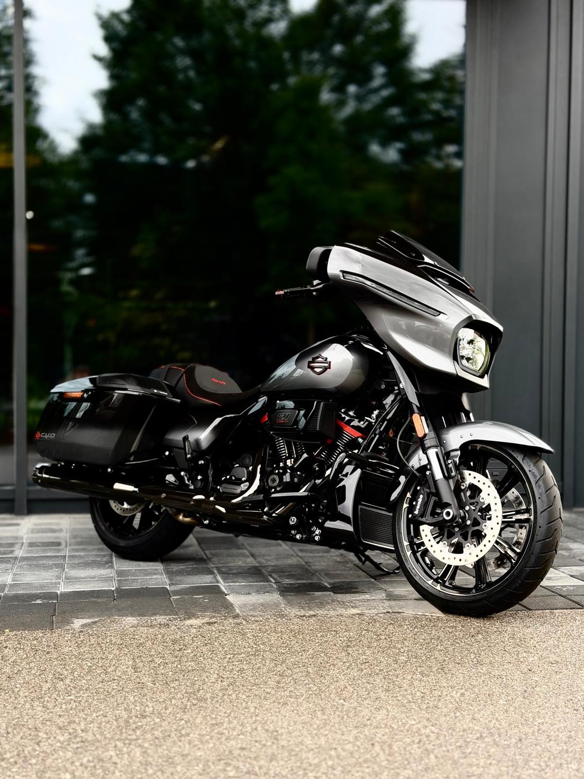 HARLEY-DAVIDSON FLHXSE Street Glide CVO 121