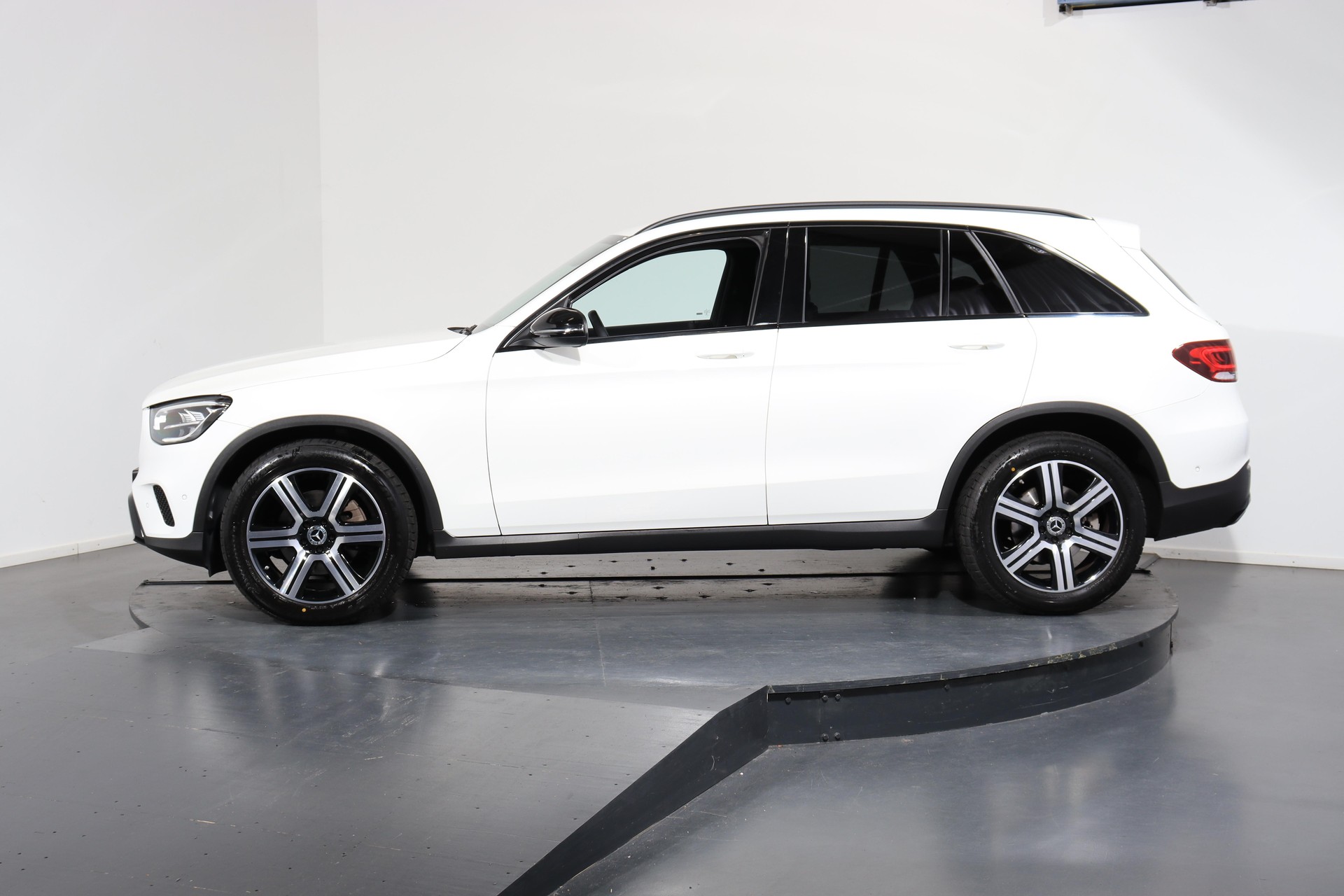 MERCEDES-BENZ GLC 200 d 4m-showroom-element-1