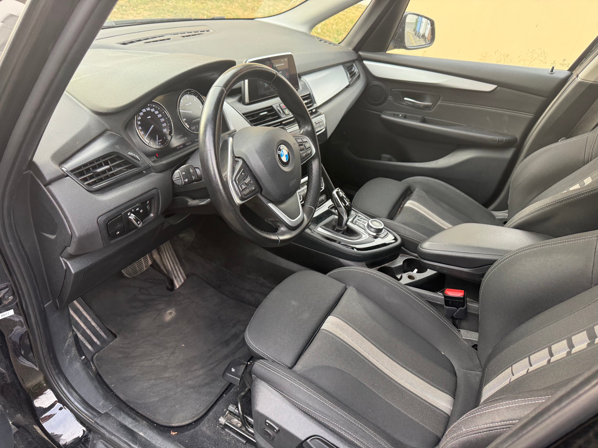 BMW 218d xDrive Active Tourer Swiss Advantage Sport-image-11