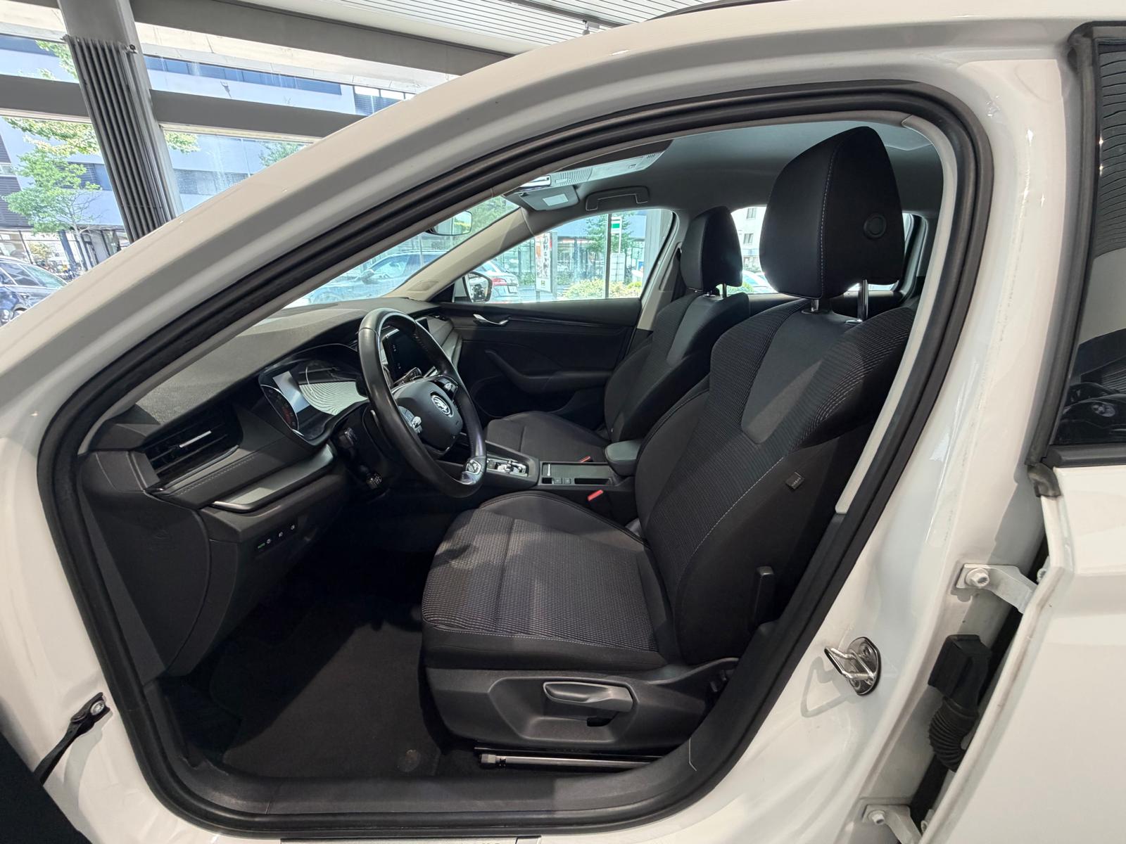 SKODA Octavia Combi 2.0 TDI DSG Ambition-image-5