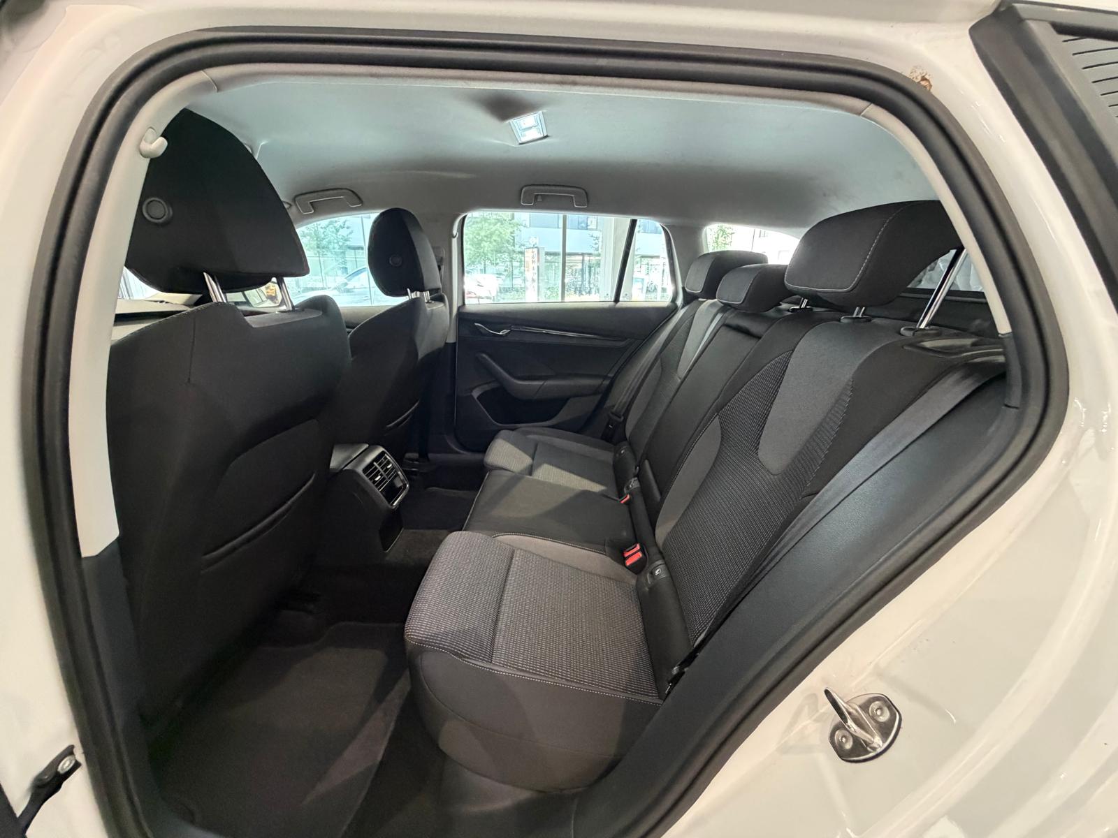 SKODA Octavia Combi 2.0 TDI DSG Ambition-image-6