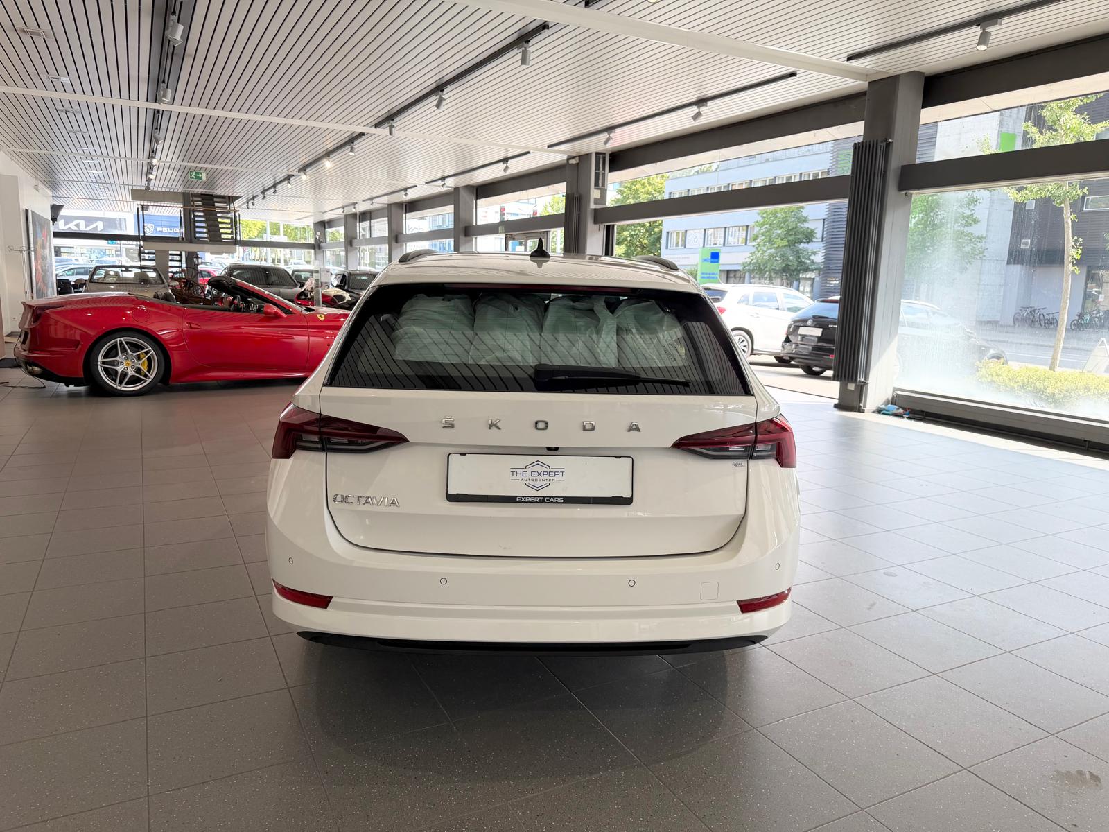 SKODA Octavia Combi 2.0 TDI DSG Ambition-image-4