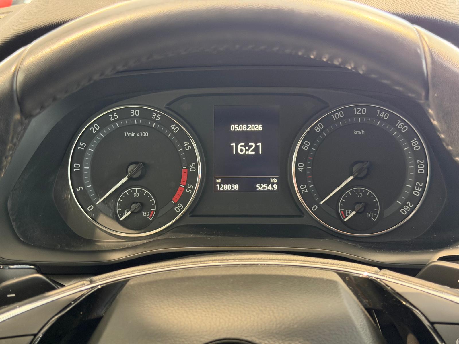 SKODA Octavia Combi 2.0 TDI DSG Ambition-image-8