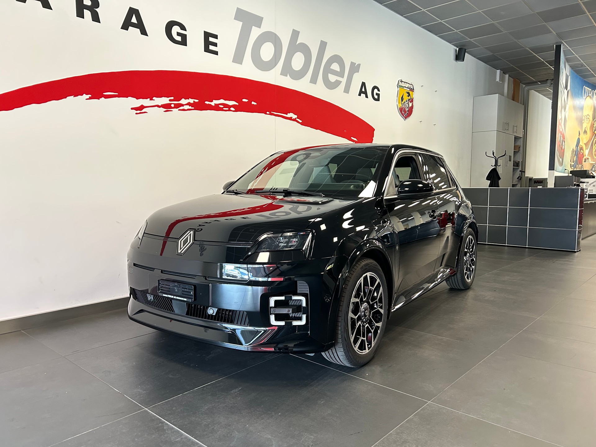 RENAULT R5 E-Tech Comfort Range 52 kWh Roland Garros-showroom-element-1
